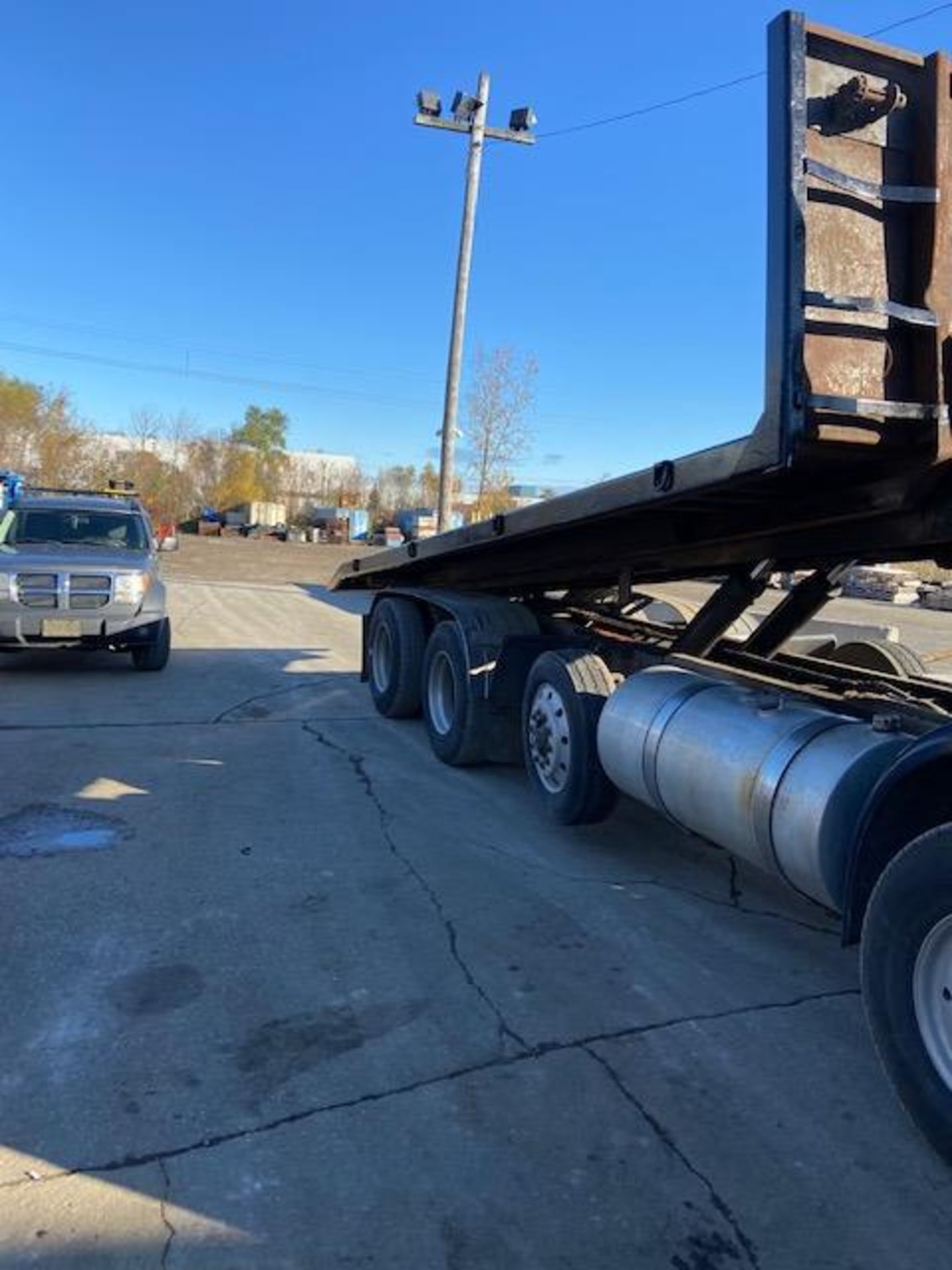 1995 Volvo Roll Off Truck - Lift Steer Axle - 159,606km WINCH STYLE UNIT - 38,000lbs payload, - Image 4 of 6