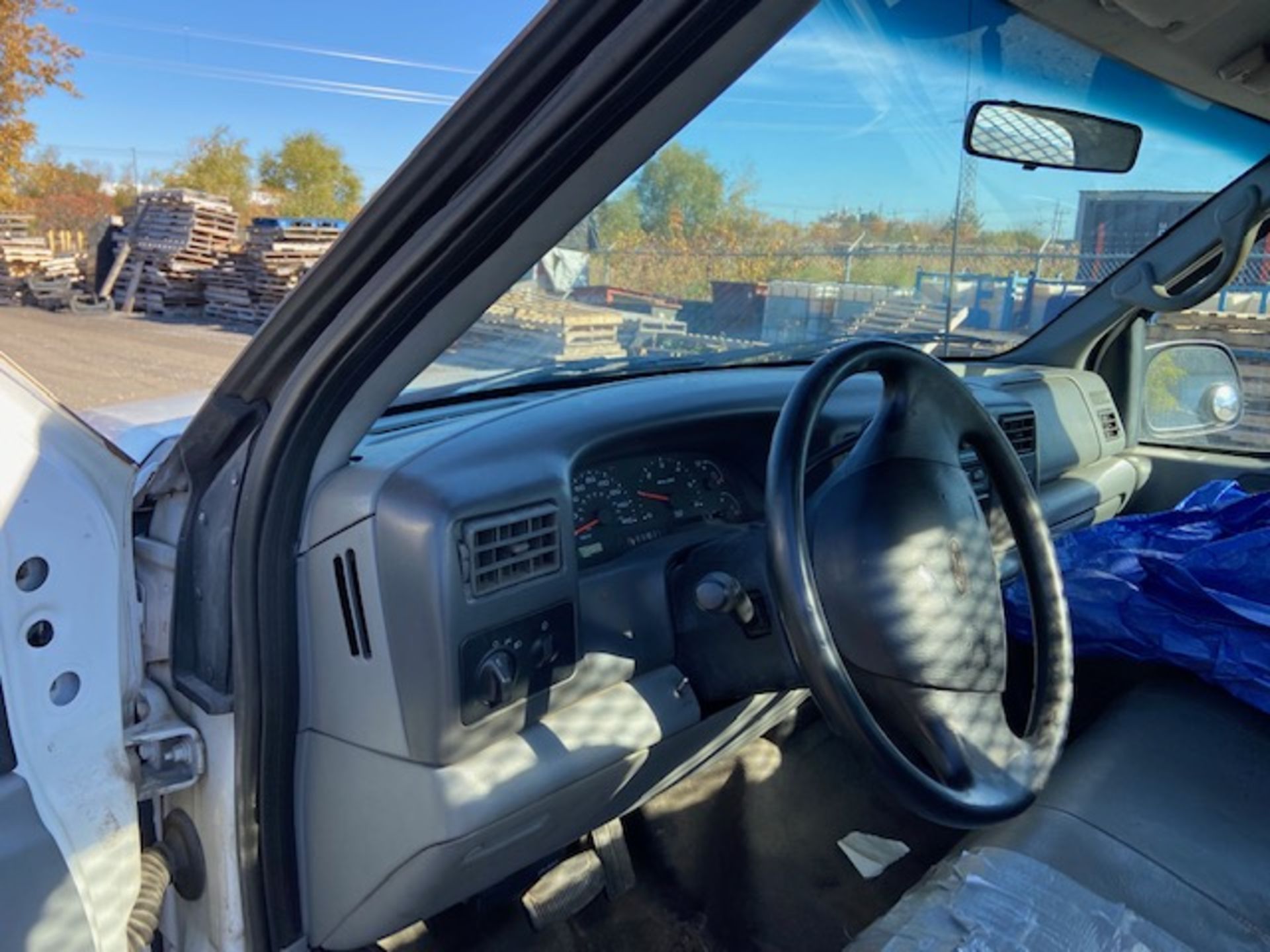 2002 Ford F-350 Pickup Truck with Hydraulic Lift Gate and Racks - NEW 2016 engine - 140,000km - Image 4 of 6