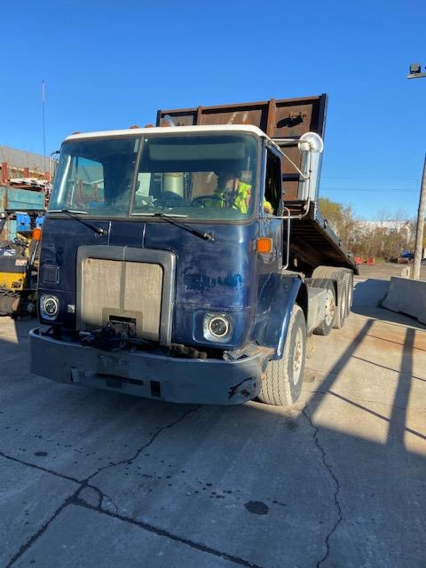 1995 Volvo Roll Off Truck - Lift Steer Axle - 159,606km WINCH STYLE UNIT - 38,000lbs payload,