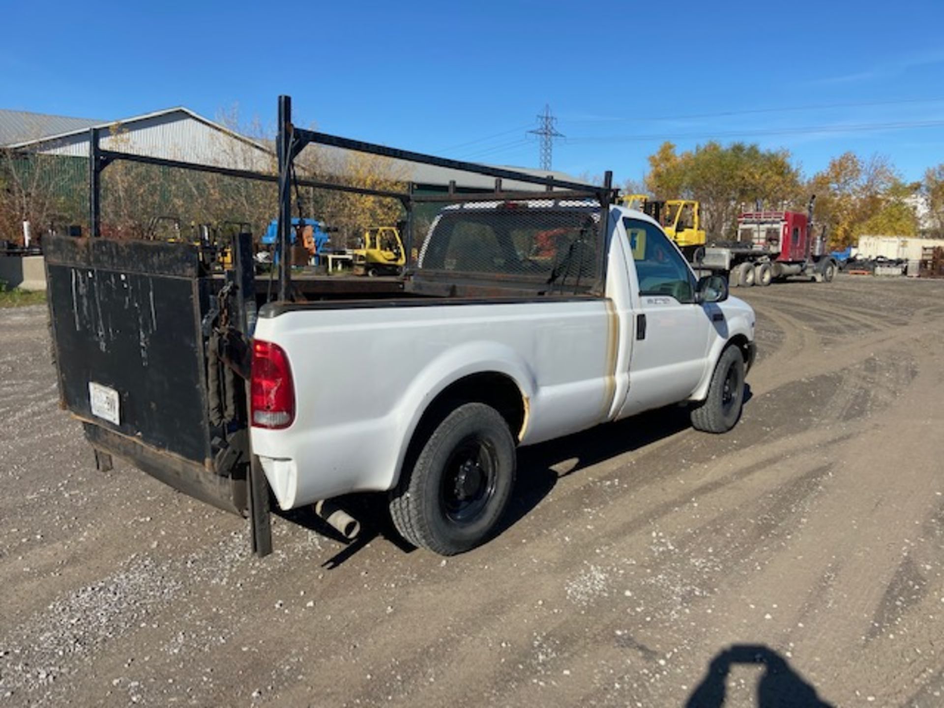 2002 Ford F-350 Pickup Truck with Hydraulic Lift Gate and Racks - NEW 2016 engine - 140,000km - Image 3 of 6