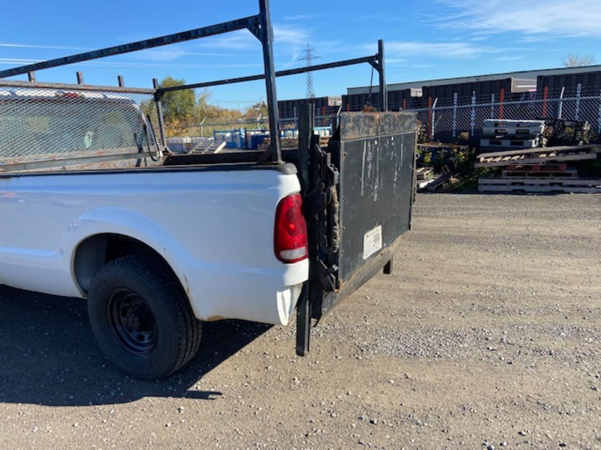 2002 Ford F-350 Pickup Truck with Hydraulic Lift Gate and Racks - NEW 2016 engine - 140,000km - Image 6 of 6