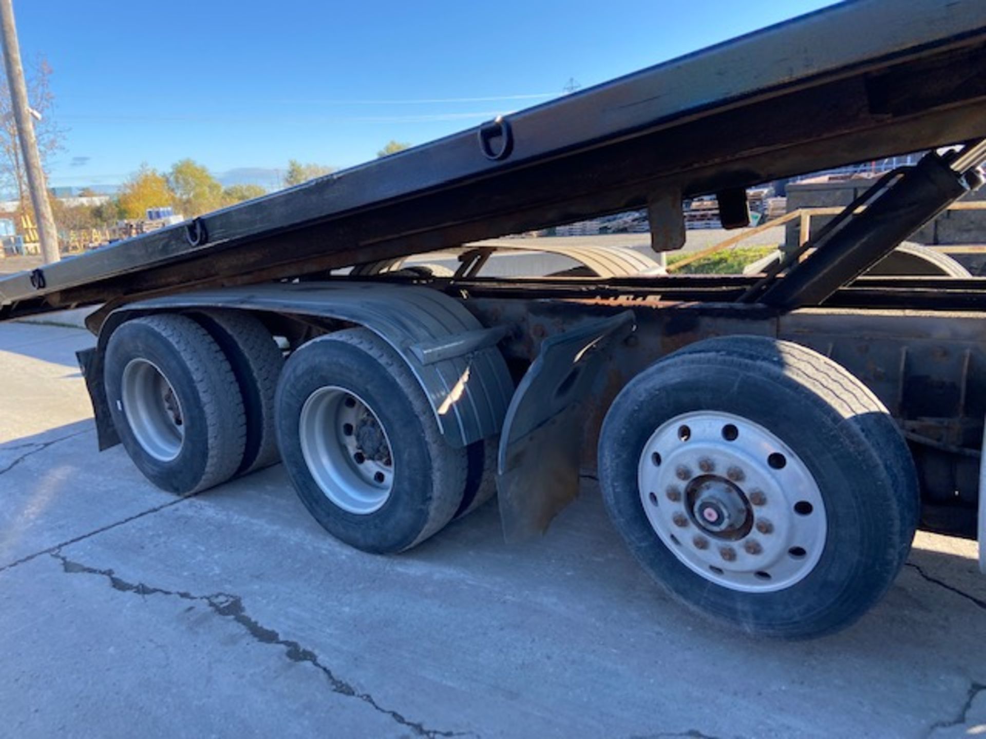 1995 Volvo Roll Off Truck - Lift Steer Axle - 159,606km WINCH STYLE UNIT - 38,000lbs payload, - Image 2 of 6