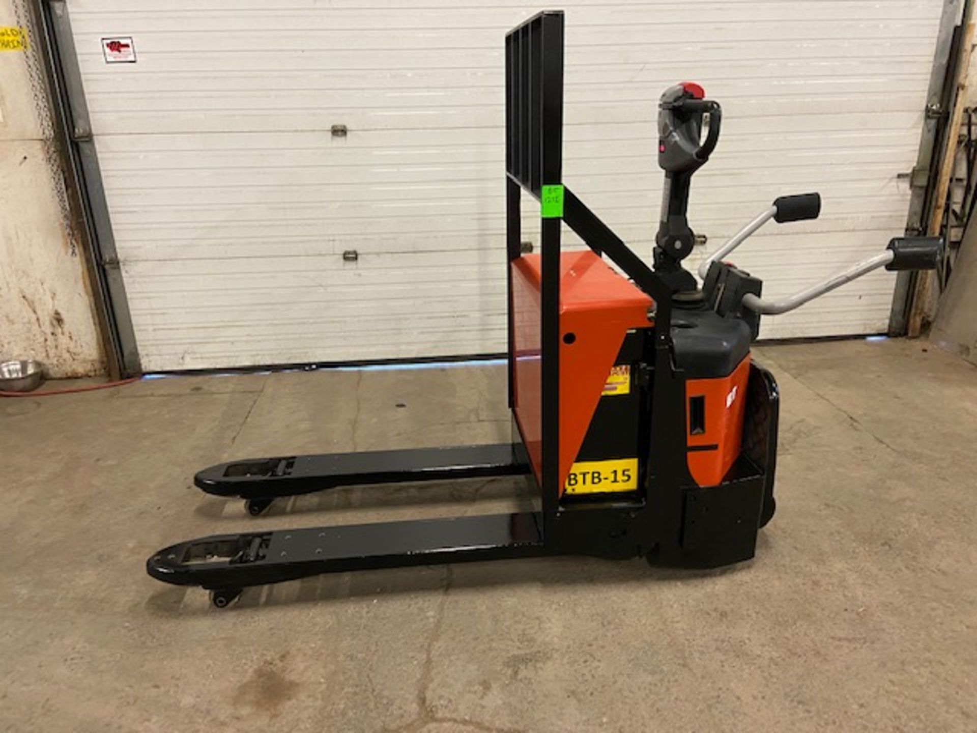 BT Electric Ride on Powered Pallet Cart Lift 5000lbs capacity with LOW HOURS