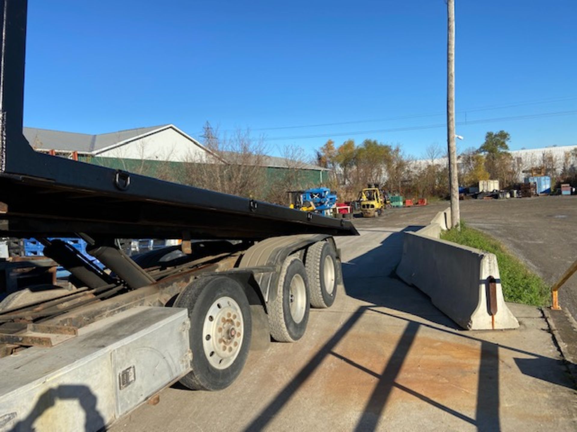 1995 Volvo Roll Off Truck - Lift Steer Axle - 159,606km WINCH STYLE UNIT - 38,000lbs payload, - Image 3 of 6