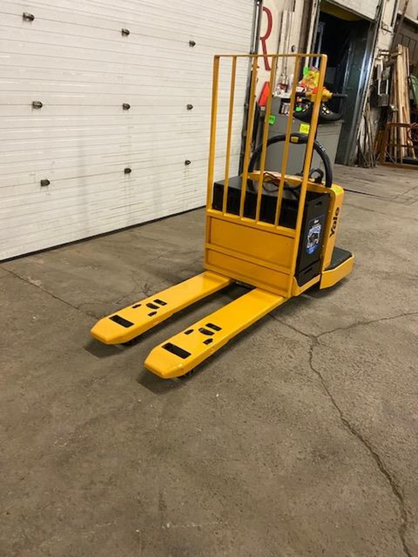 2004 Yale Ride On Electric Powered Pallet Cart Walkie Lift 6000lbs capacity MINT - Image 2 of 3
