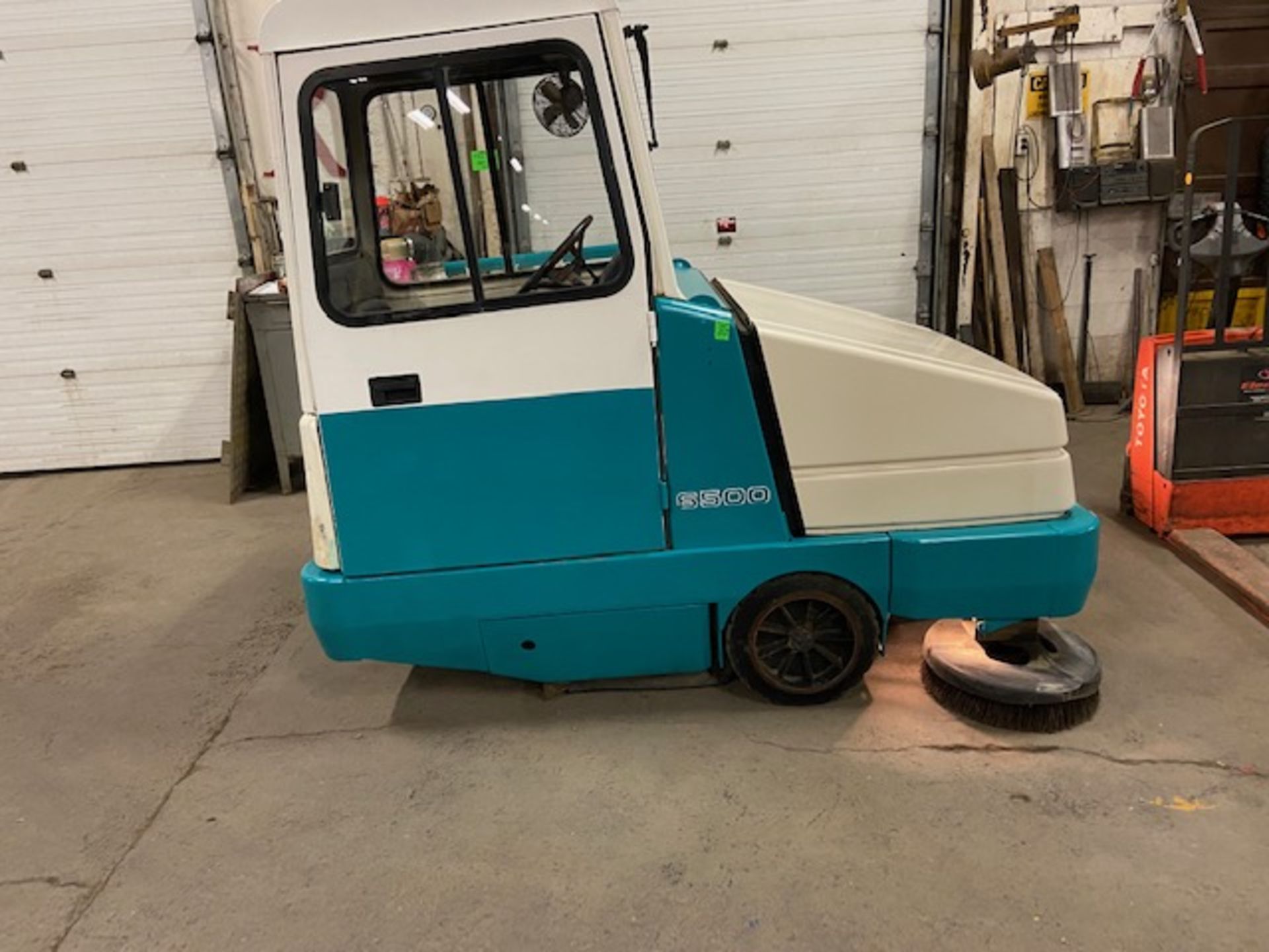 Tennant Model 6500 Sweeper Scrubber Unit Diesel Powered with VERY LOW HOURS