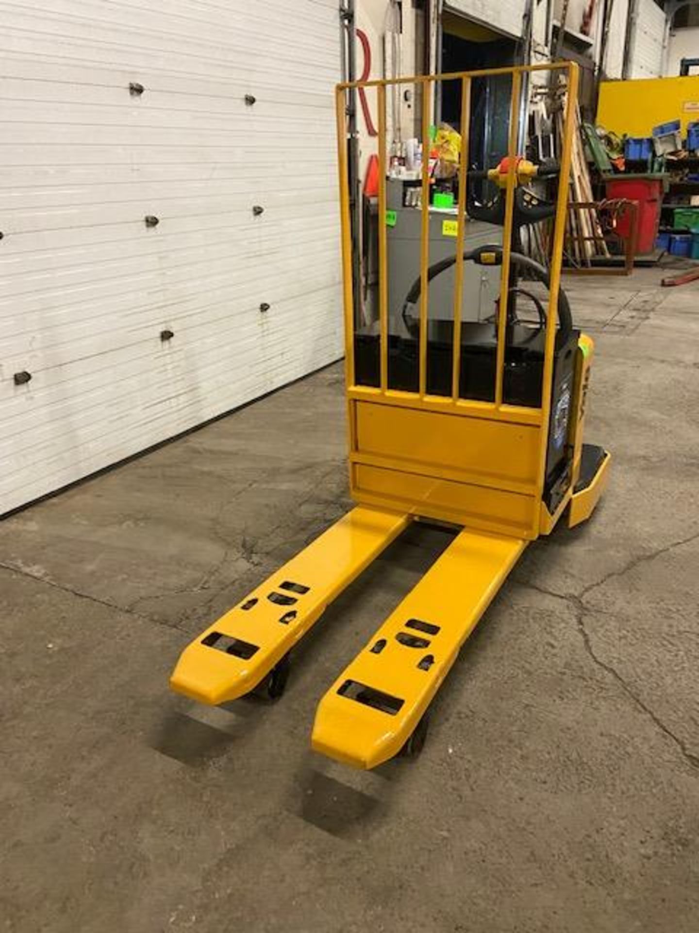 2005 Yale Ride On Electric Powered Pallet Cart Walkie Lift 6000lbs capacity MINT - Image 2 of 3