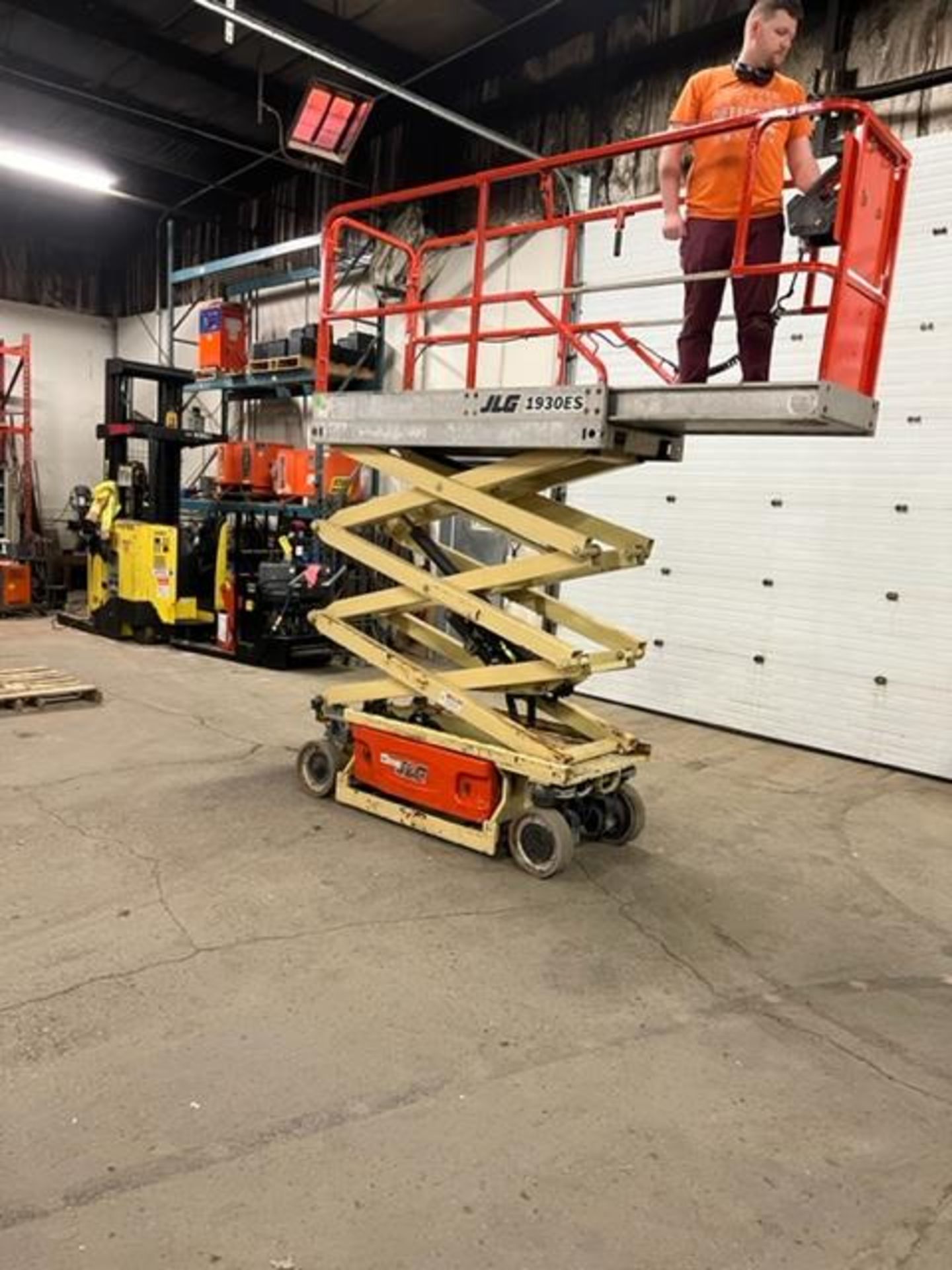 JLG model 1930ES Electric Motorized Scissor Lift with pendant controller & VERY LOW HOURS with