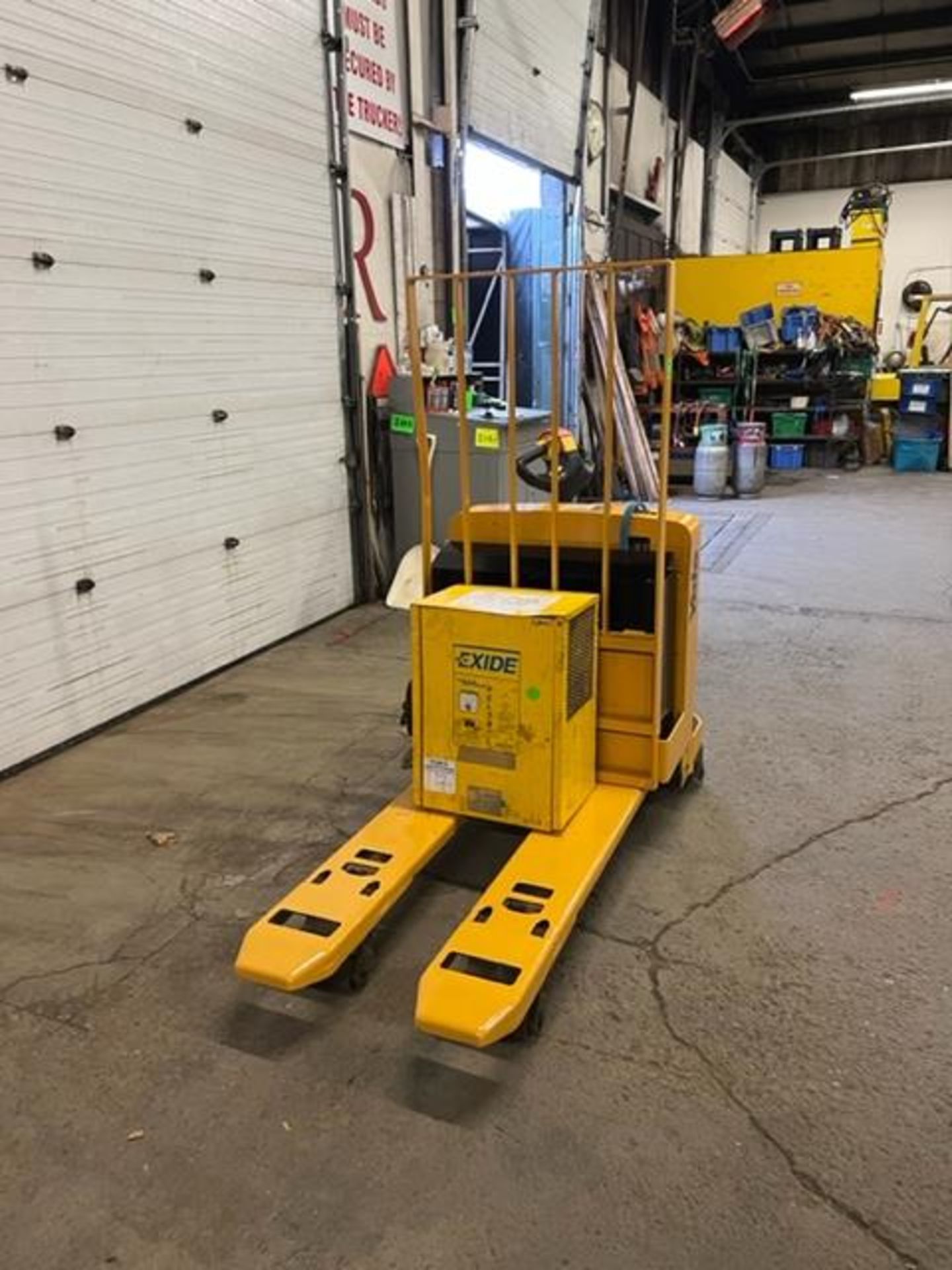 2005 Yale Walk Behind Electric Powered Pallet Cart Walkie Lift 6500lbs capacity MINT with Battery - Image 2 of 3