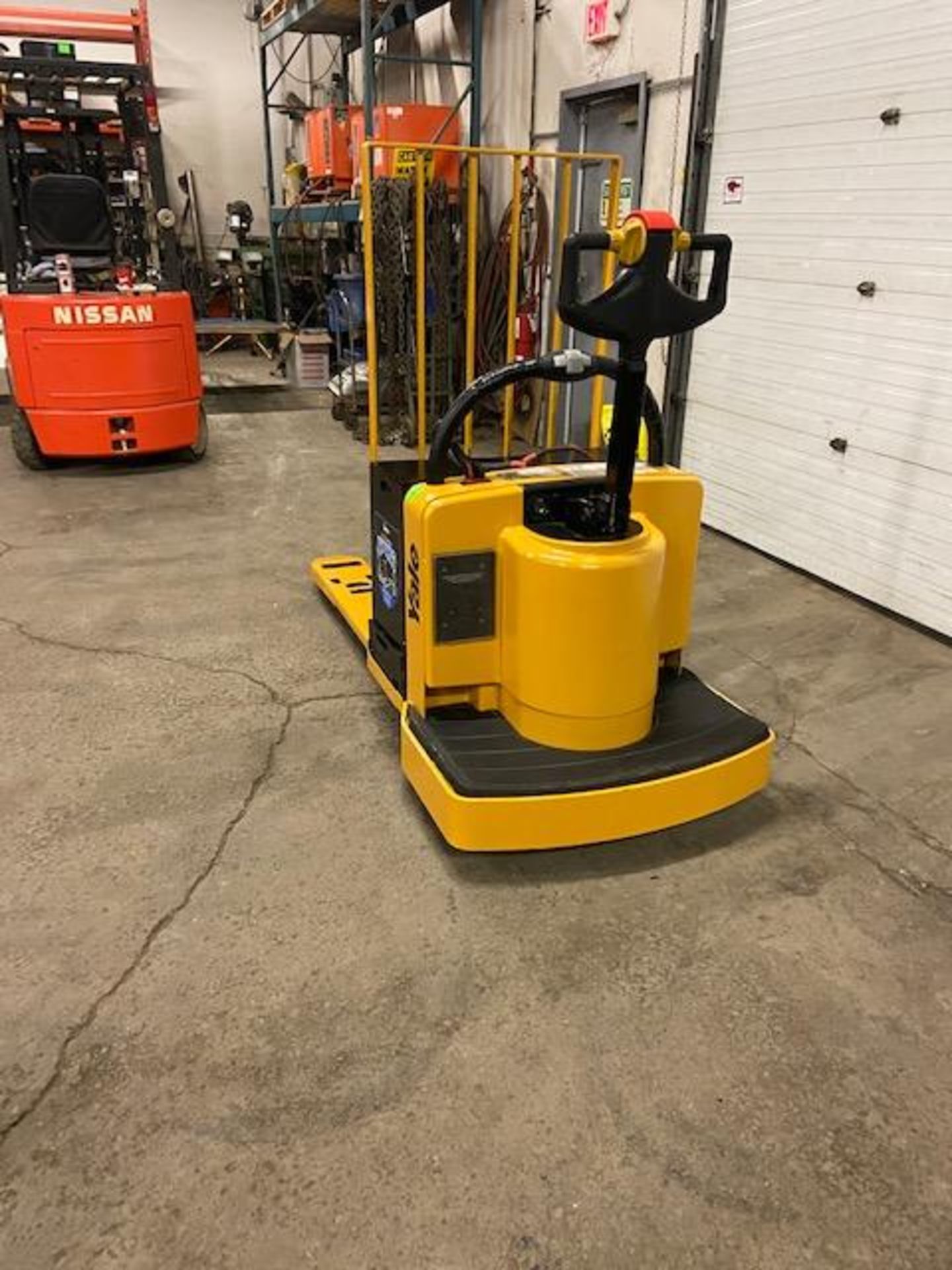 2004 Yale Ride On Electric Powered Pallet Cart Walkie Lift 6000lbs capacity MINT - Image 3 of 3