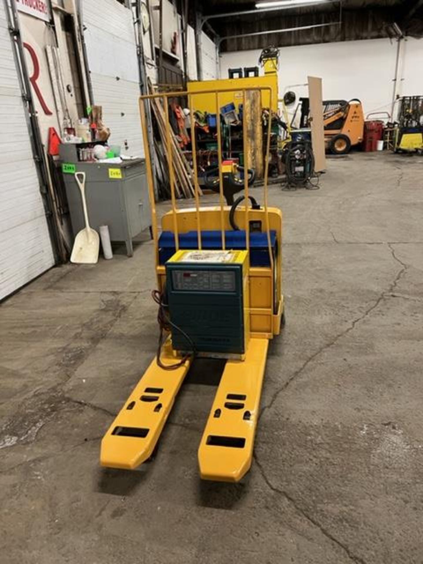 2004 Yale Ride On Electric Powered Pallet Cart Walkie Lift 6500lbs capacity MINT with battery - Image 2 of 3