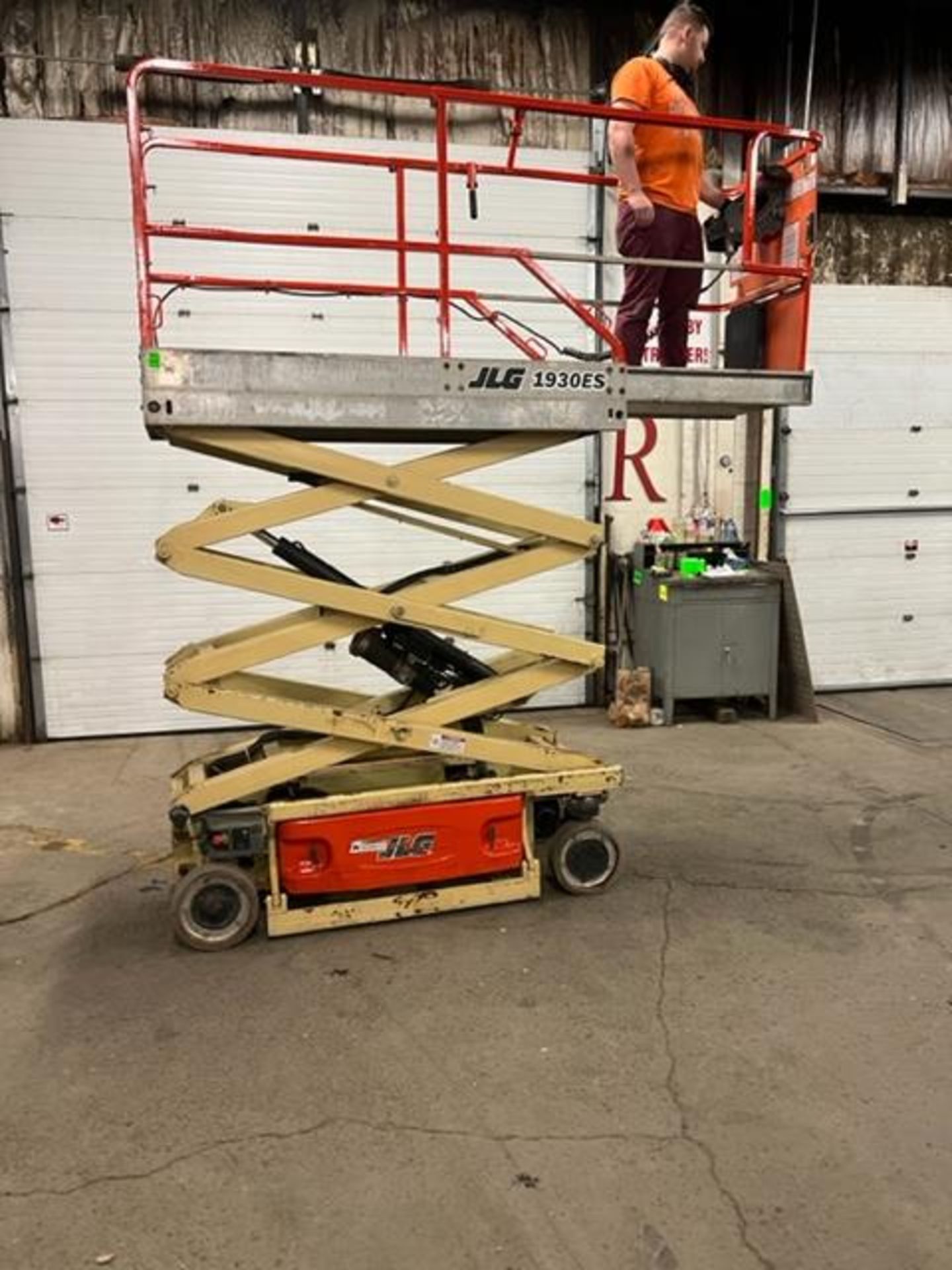 JLG model 1930ES Electric Motorized Scissor Lift with pendant controller & VERY LOW HOURS with - Image 5 of 5
