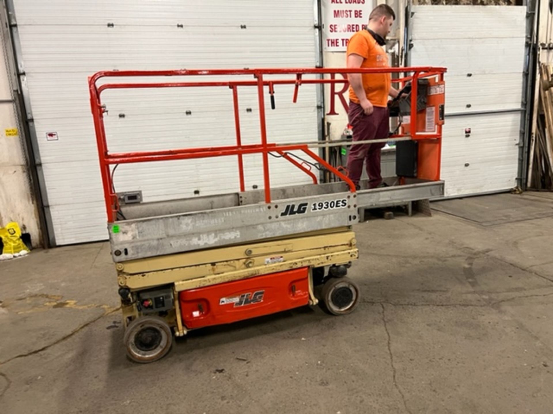 JLG model 1930ES Electric Motorized Scissor Lift with pendant controller & VERY LOW HOURS with - Image 4 of 5