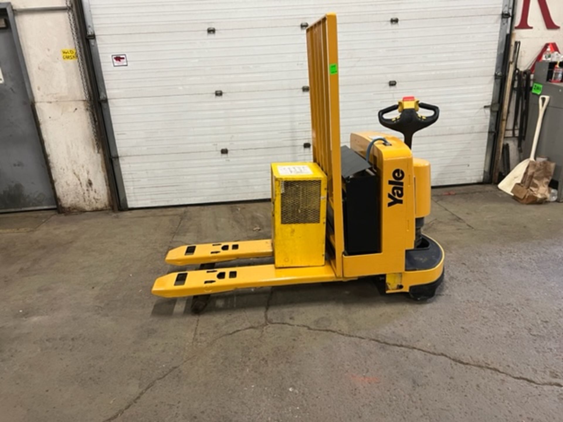 2005 Yale Walk Behind Electric Powered Pallet Cart Walkie Lift 6500lbs capacity MINT with Battery
