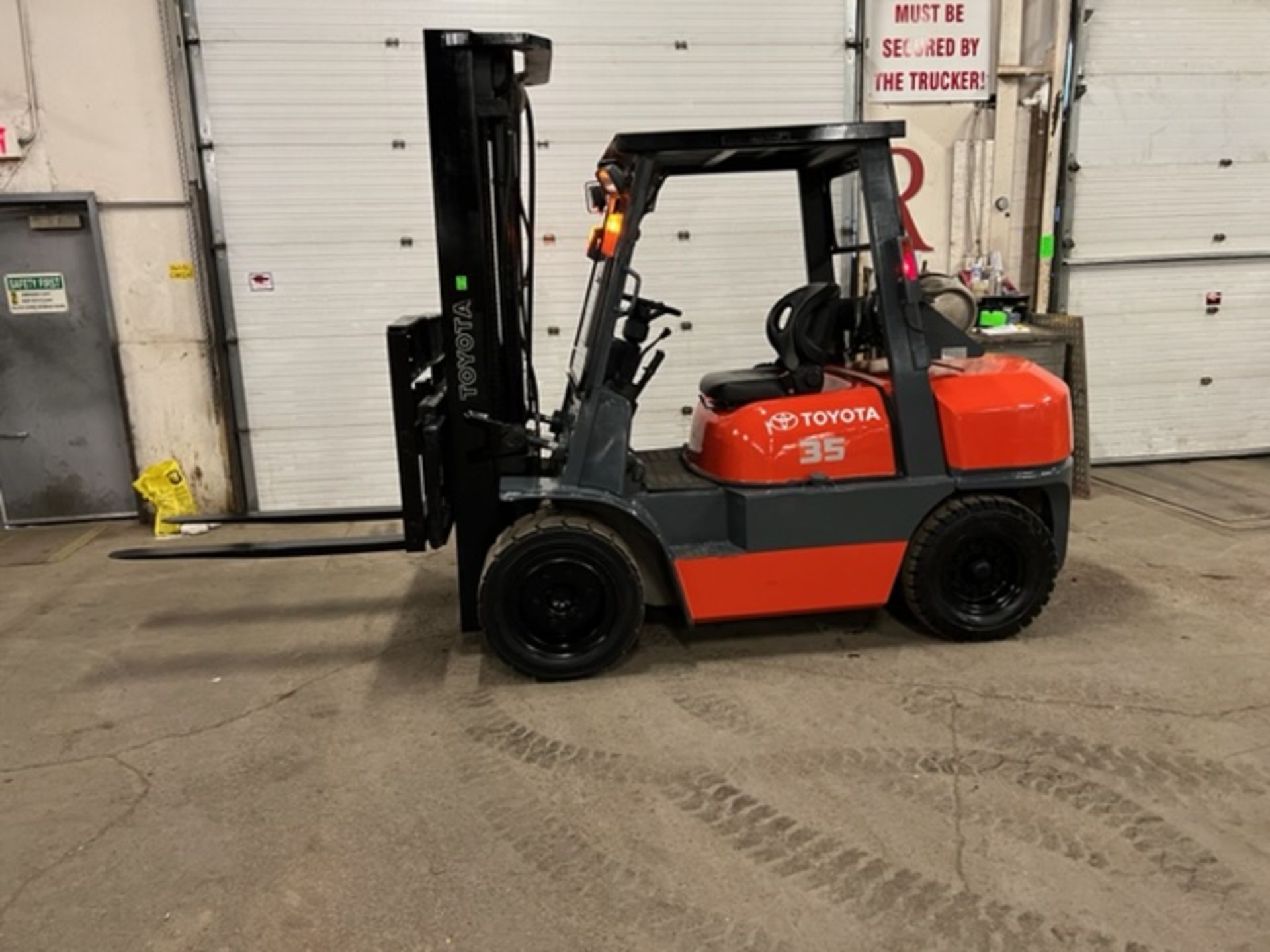 FREE CUSTOMS - MINT Toyota model 35 - 7,000lbs Capacity OUTDOOR Forklift LPG (propane) with