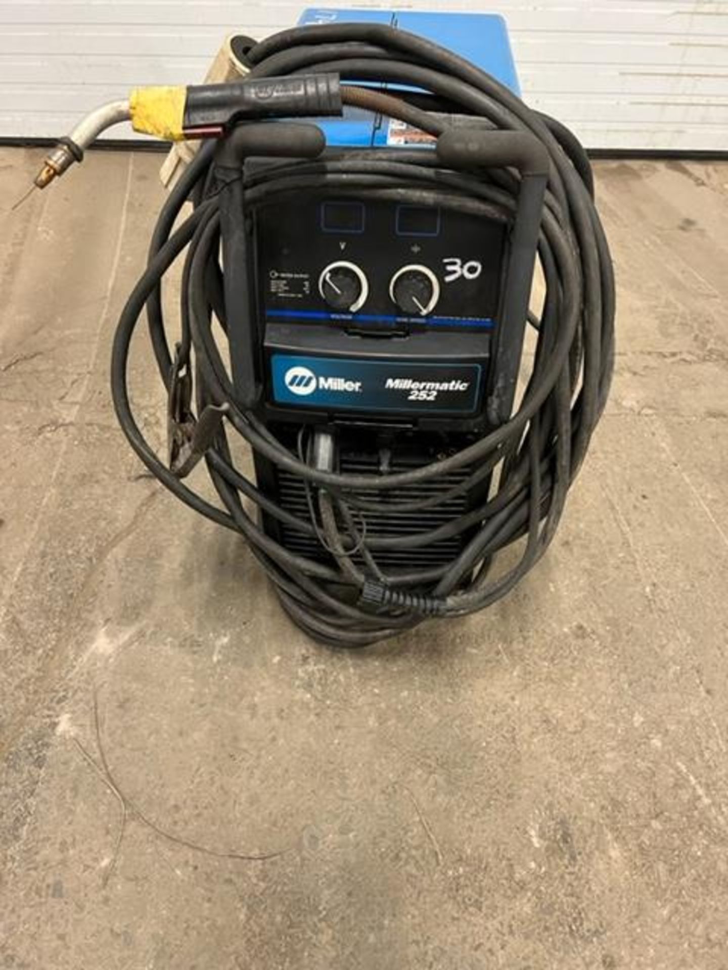 Miller Millermatic 252 Mig Welder 250 Amp w built in wire feeder and mig gun COMPLETE 230/460/575V