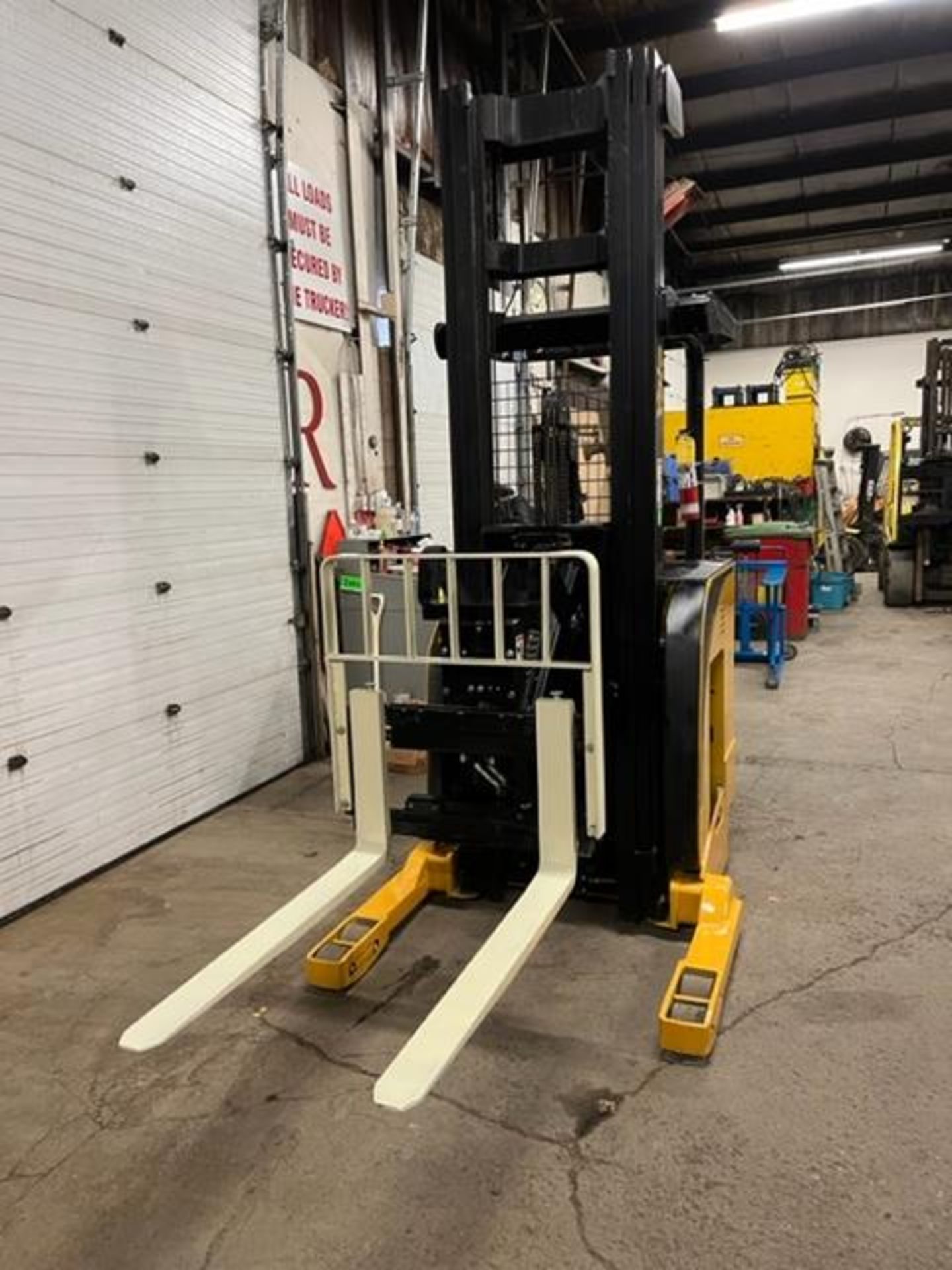 FREE CUSTOMS - 2011 Yale Reach Truck Pallet Lifter REACH TRUCK 3500lbs capacity electric MINT - Image 2 of 3