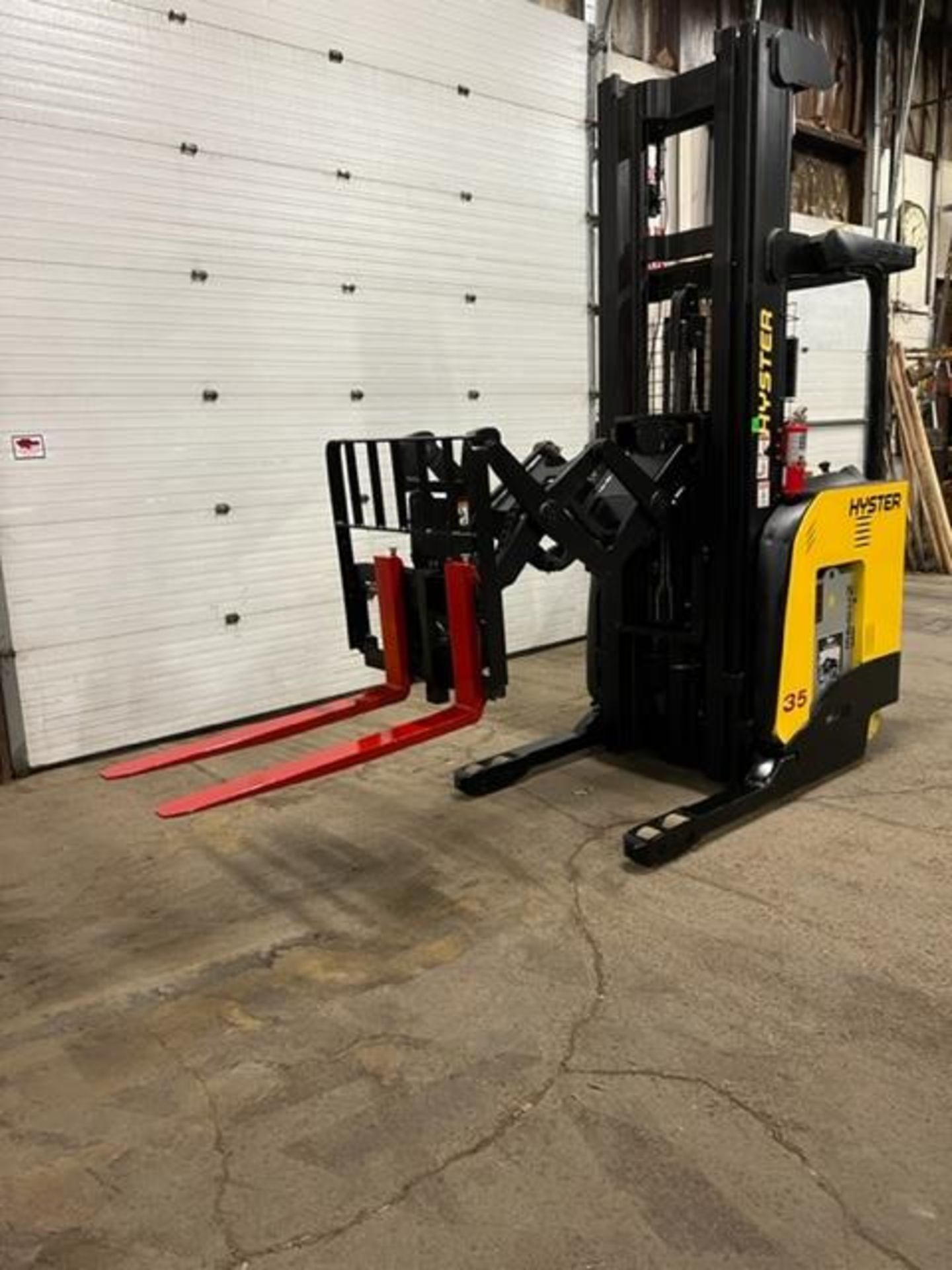 FREE CUSTOMS - 2014 Hyster 35 EXTRA Reach Truck Pallet Lifter 3500lbs capacity electric MINT machine - Image 3 of 4