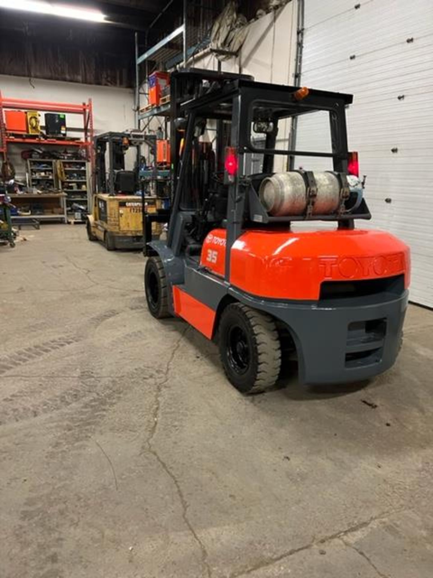 FREE CUSTOMS - MINT Toyota model 35 - 7,000lbs Capacity OUTDOOR Forklift LPG (propane) with - Image 4 of 4