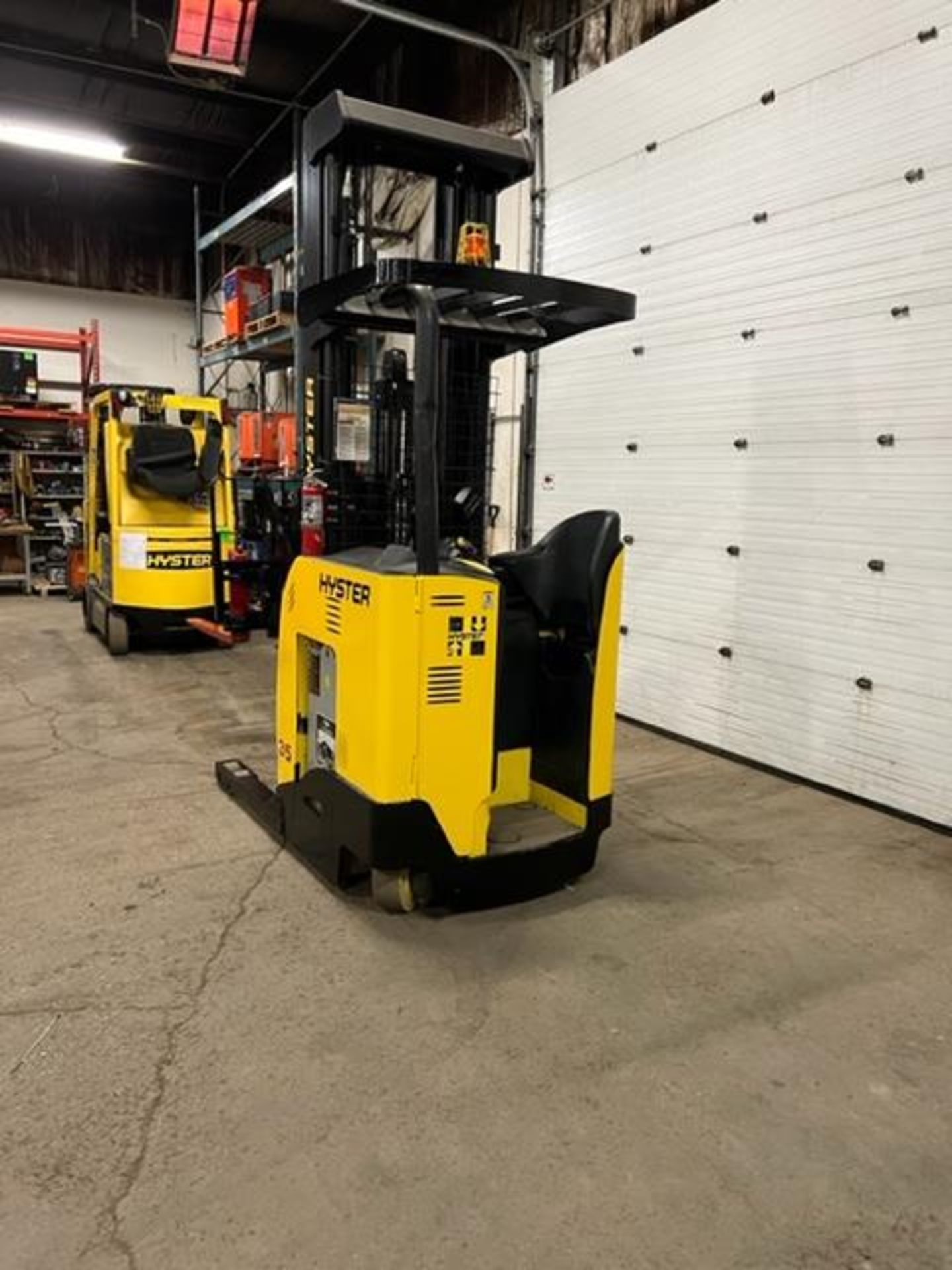 FREE CUSTOMS - 2014 Hyster 35 EXTRA Reach Truck Pallet Lifter 3500lbs capacity electric MINT machine - Image 4 of 4