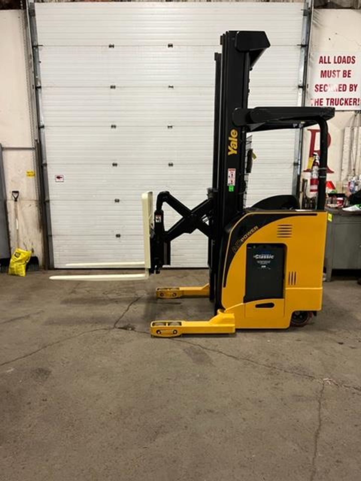 FREE CUSTOMS - 2011 Yale Reach Truck Pallet Lifter REACH TRUCK 3500lbs capacity electric MINT