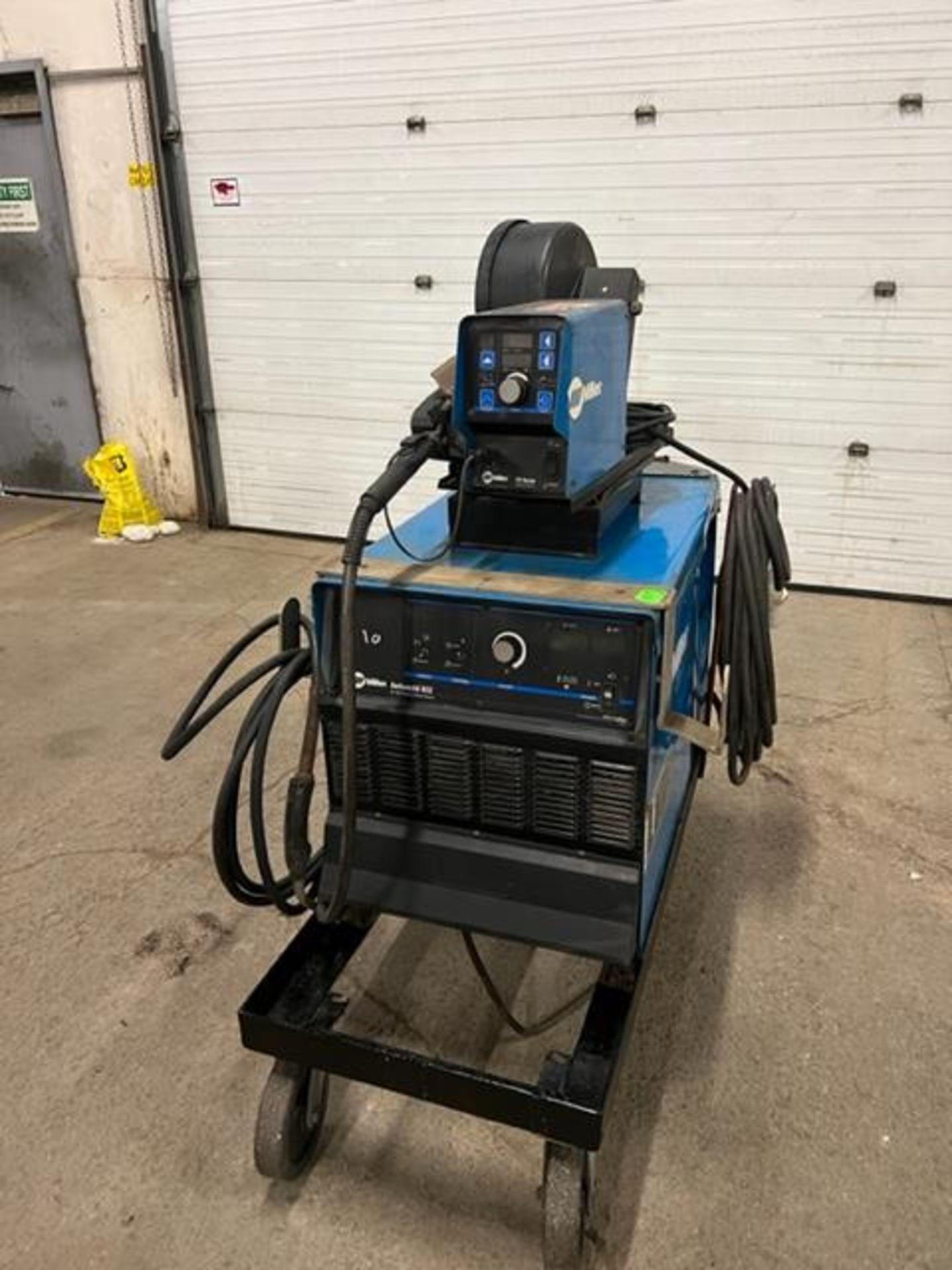 Miller Deltaweld 652 Mig Welder 650 Amp with 70-S WIRE FEEDER 4-wheel COMPLETE with Mig Gun and - Image 2 of 2