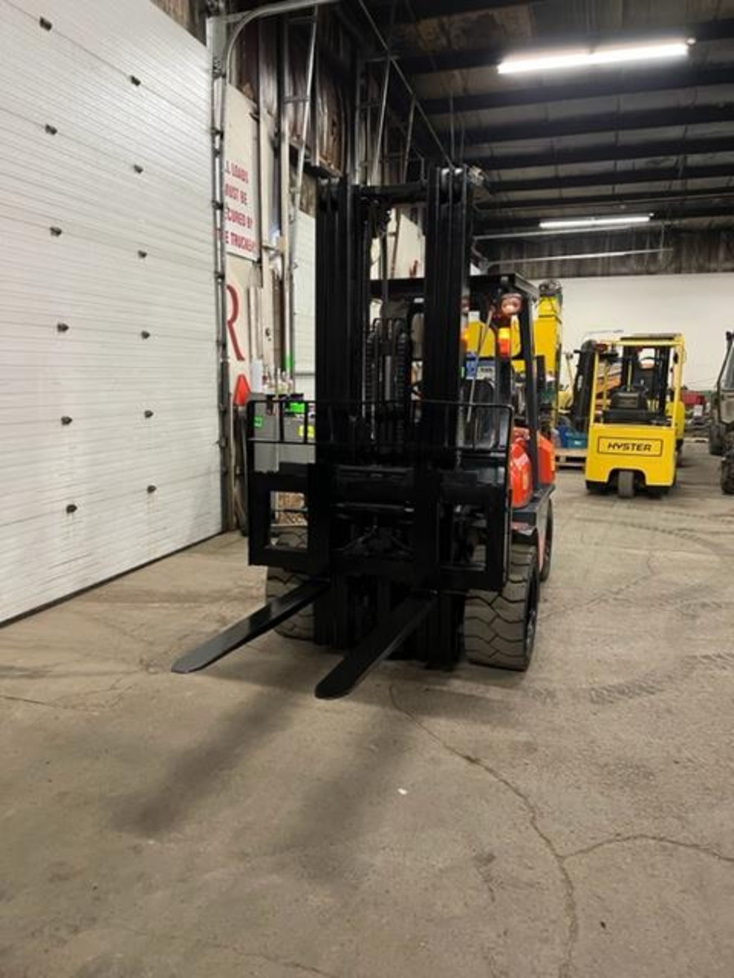 FREE CUSTOMS - MINT Toyota model 35 - 7,000lbs Capacity OUTDOOR Forklift LPG (propane) with - Image 2 of 4