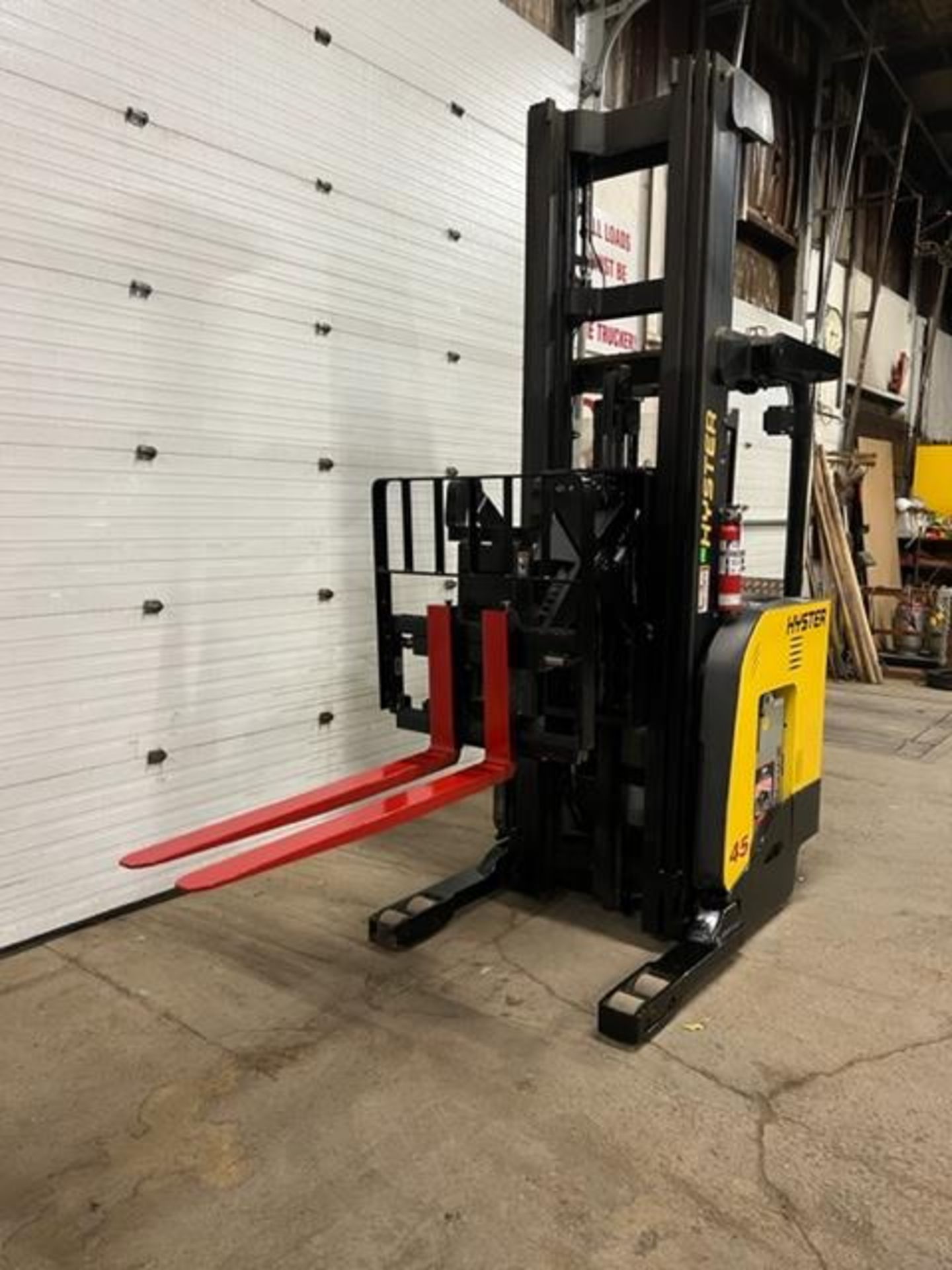 FREE CUSTOMS - 2016 Hyster 45 Reach Truck Pallet Lifter 4500lbs capacity electric MINT machine - Image 3 of 4