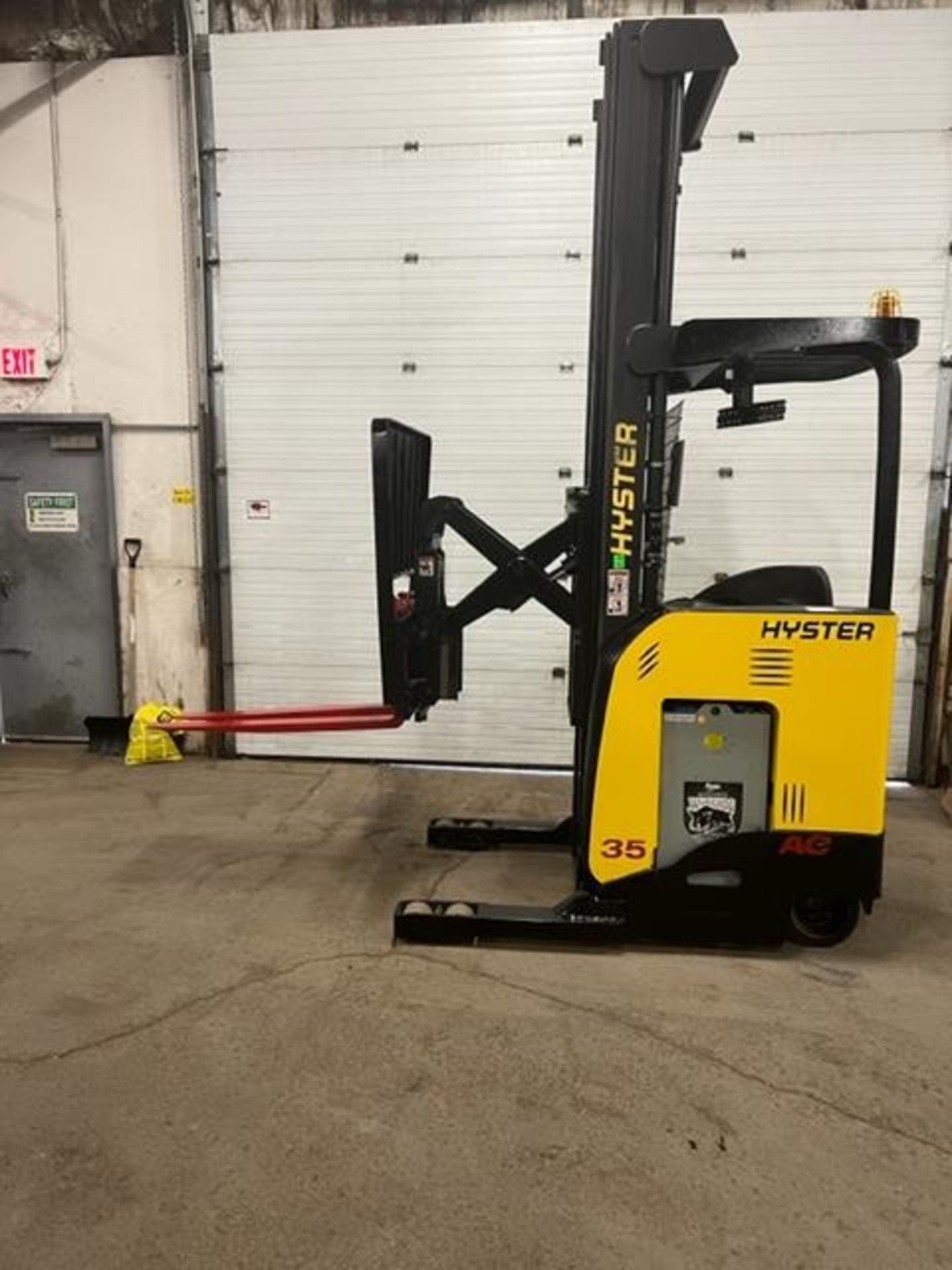 FREE CUSTOMS - 2014 Hyster 35 Reach Truck Pallet Lifter 3500lbs capacity electric MINT machine