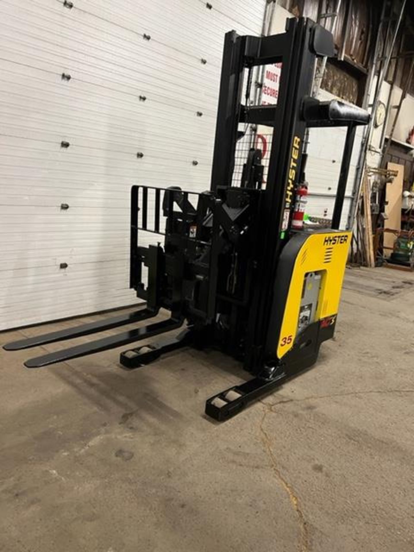 FREE CUSTOMS - 2016 Hyster Reach Truck Pallet Lifter REACH TRUCK 3500lbs capacity electric MINT - Image 2 of 3