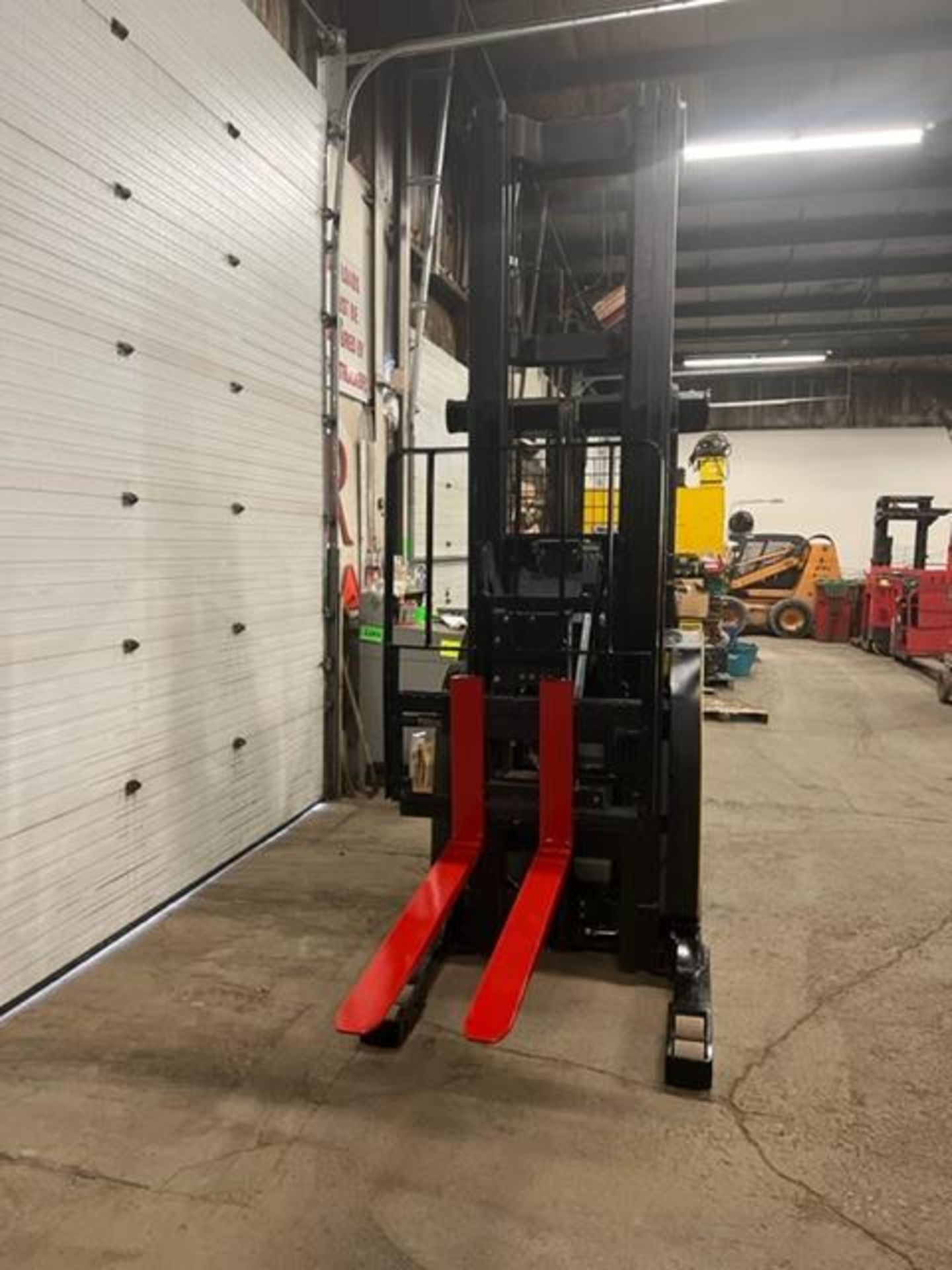 FREE CUSTOMS - 2014 Hyster 35 Reach Truck Pallet Lifter 3500lbs capacity electric MINT machine - Image 2 of 3