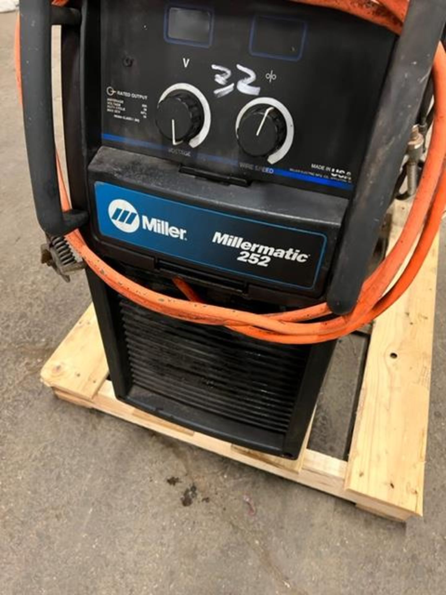 Miller Millermatic 252 Mig Welder 250 Amp w built in wire feeder and mig gun COMPLETE 230/460/575V - Image 2 of 2