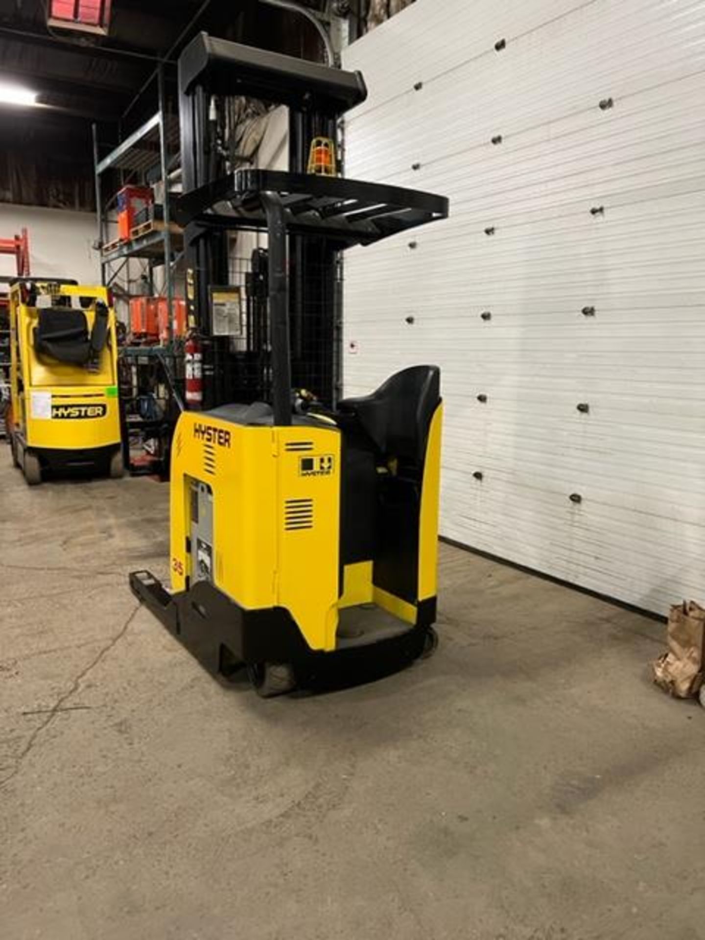 FREE CUSTOMS - 2015 Hyster 35 EXTRA Reach Truck Pallet Lifter 3500lbs capacity electric MINT machine - Image 3 of 3