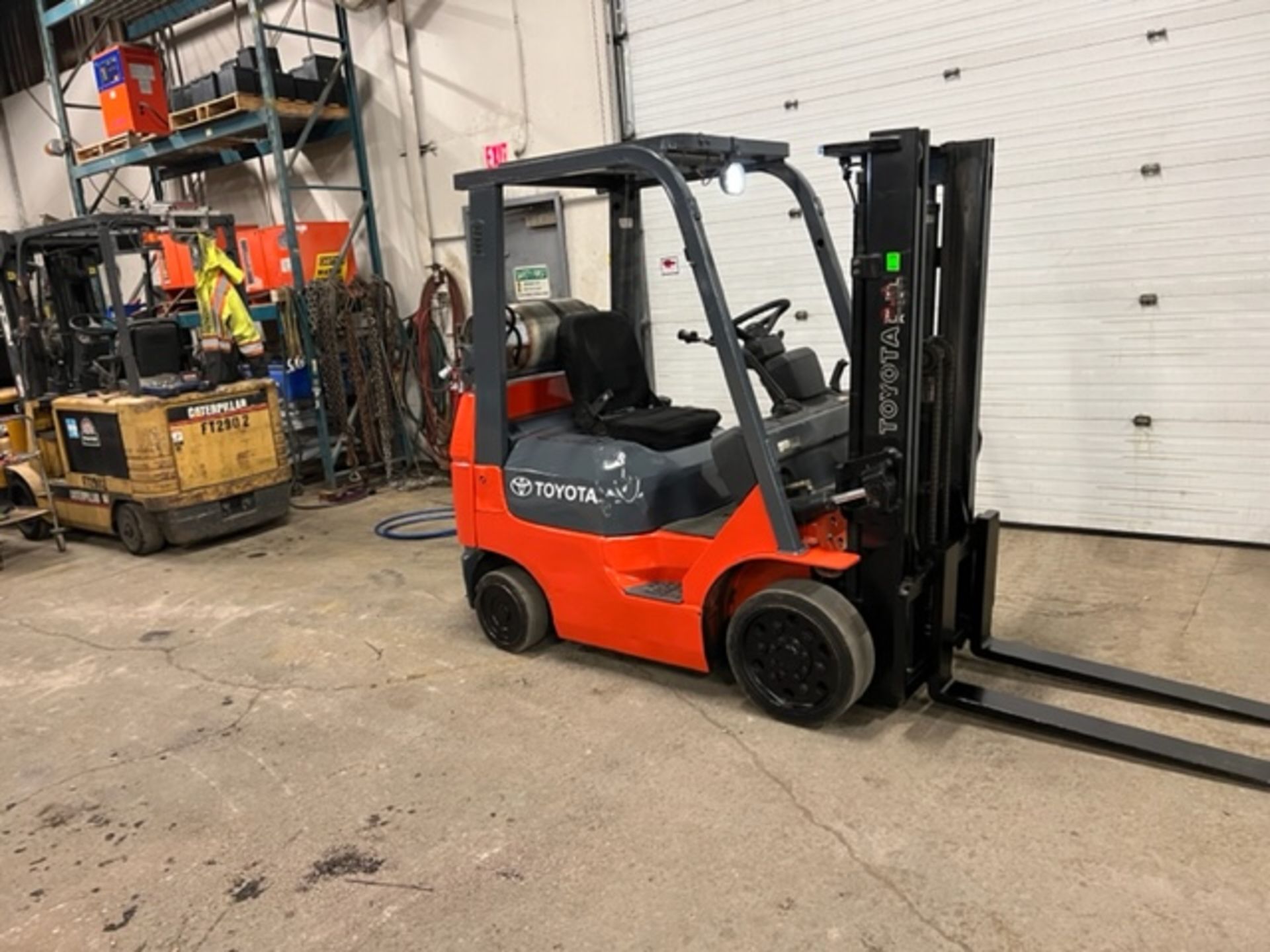 FREE CUSTOMS - Toyota 4,000lbs Capacity Forklift LPG (propane) (no propane tank included) - Image 2 of 3