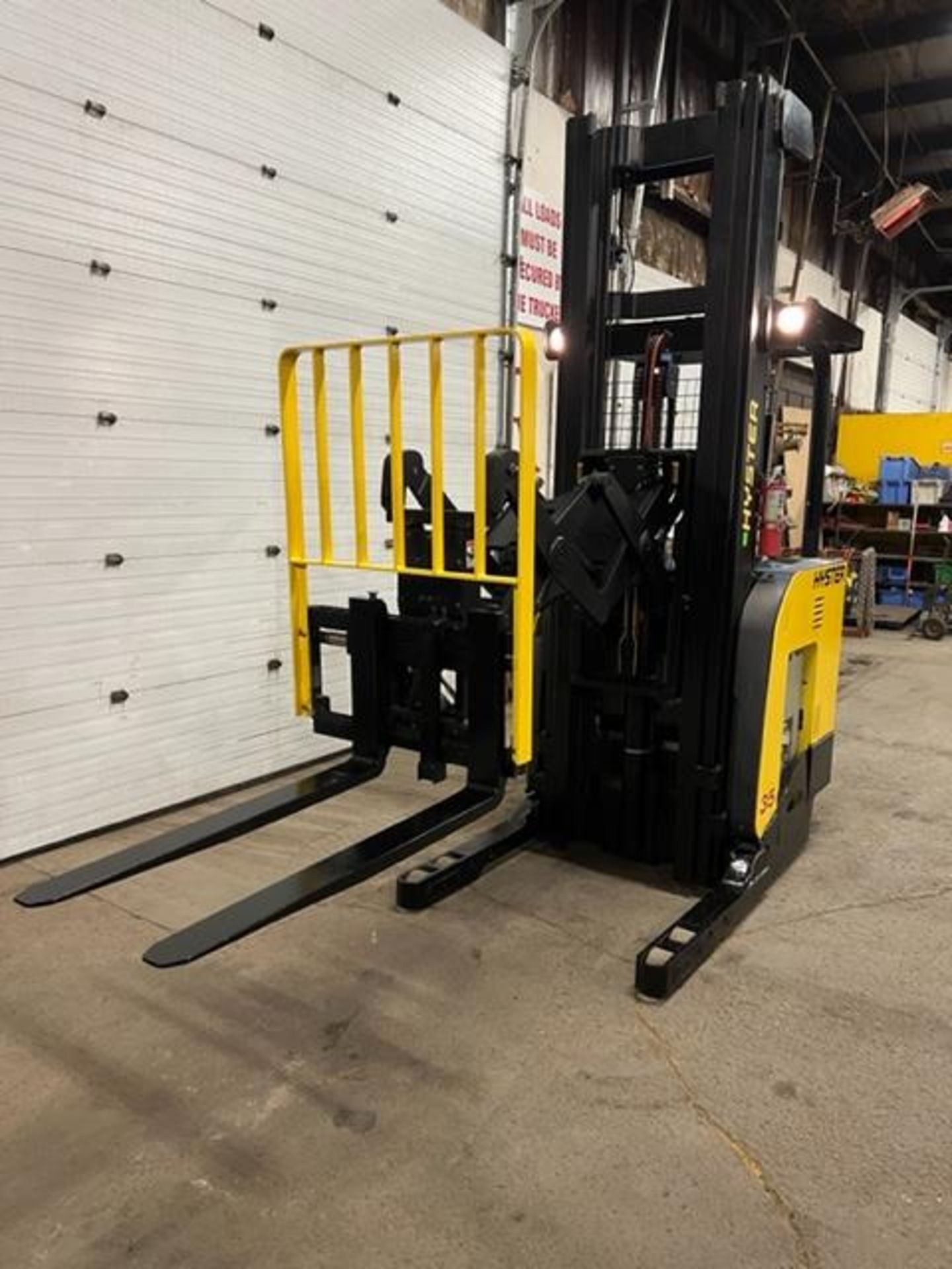 FREE CUSTOMS - 2013 Hyster Extra Reach Truck Pallet Lifter EXTRA REACH TRUCK 3500lbs capacity - Image 2 of 3