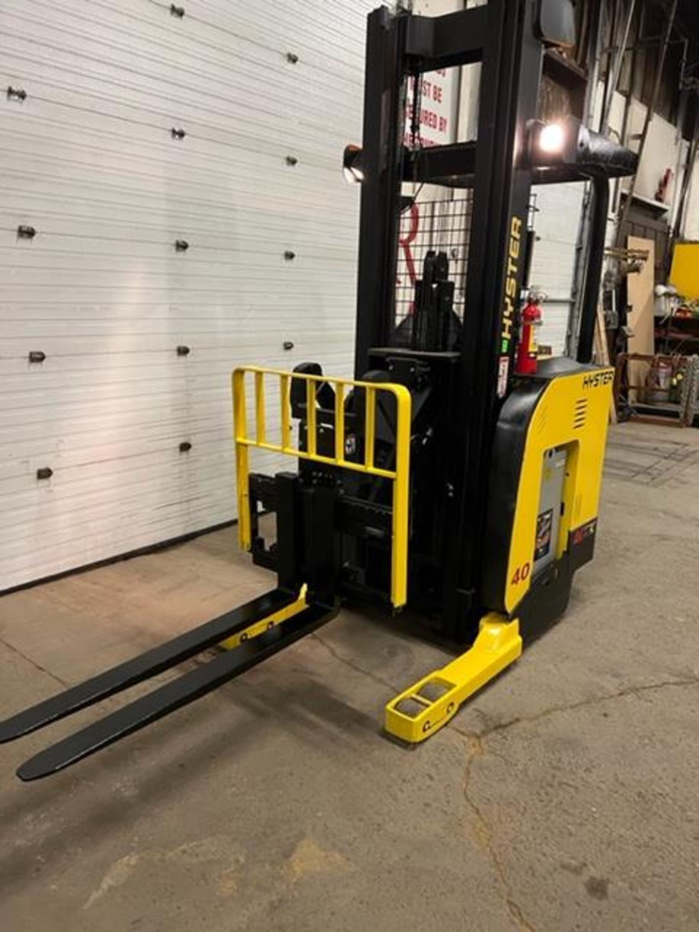 FREE CUSTOMS - 2011 Hyster Reach Truck Pallet Lifter REACH TRUCK 4000lbs capacity electric MINT - Image 2 of 3