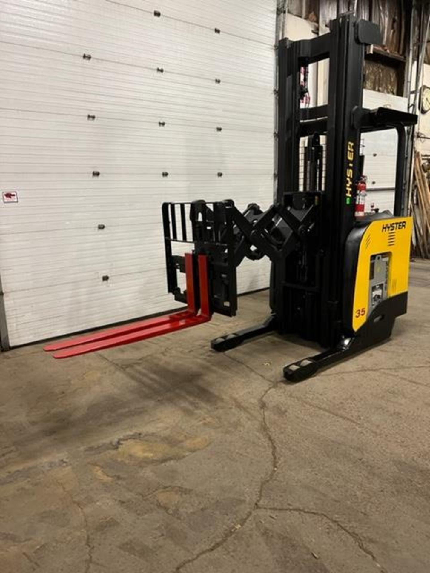 FREE CUSTOMS - 2015 Hyster 35 EXTRA Reach Truck Pallet Lifter 3500lbs capacity electric MINT machine - Image 2 of 3