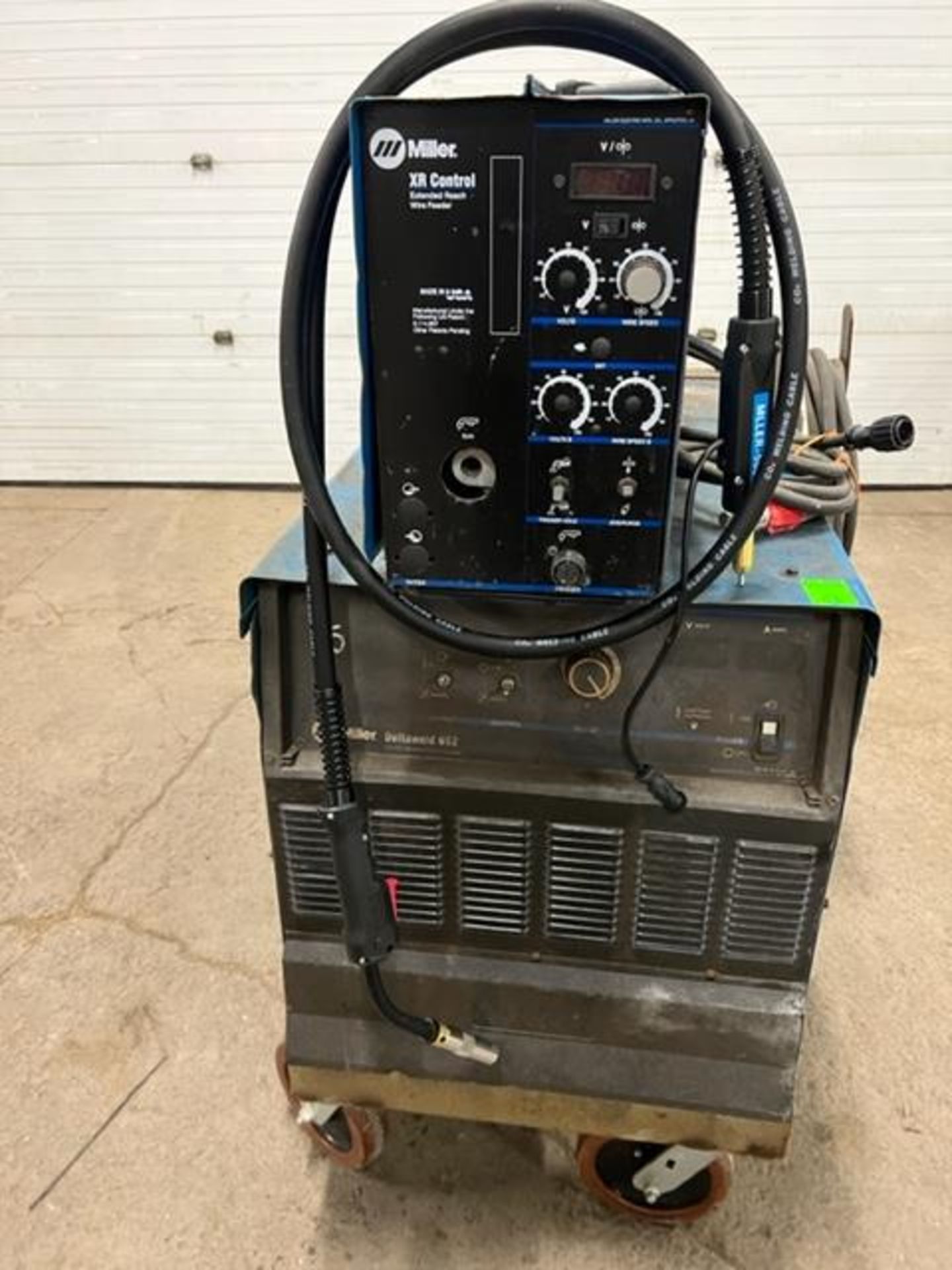 Miller Deltaweld 652 Mig Welder 650 Amp with XR Control WIRE FEEDER COMPLETE with Mig Gun and cables - Image 2 of 2