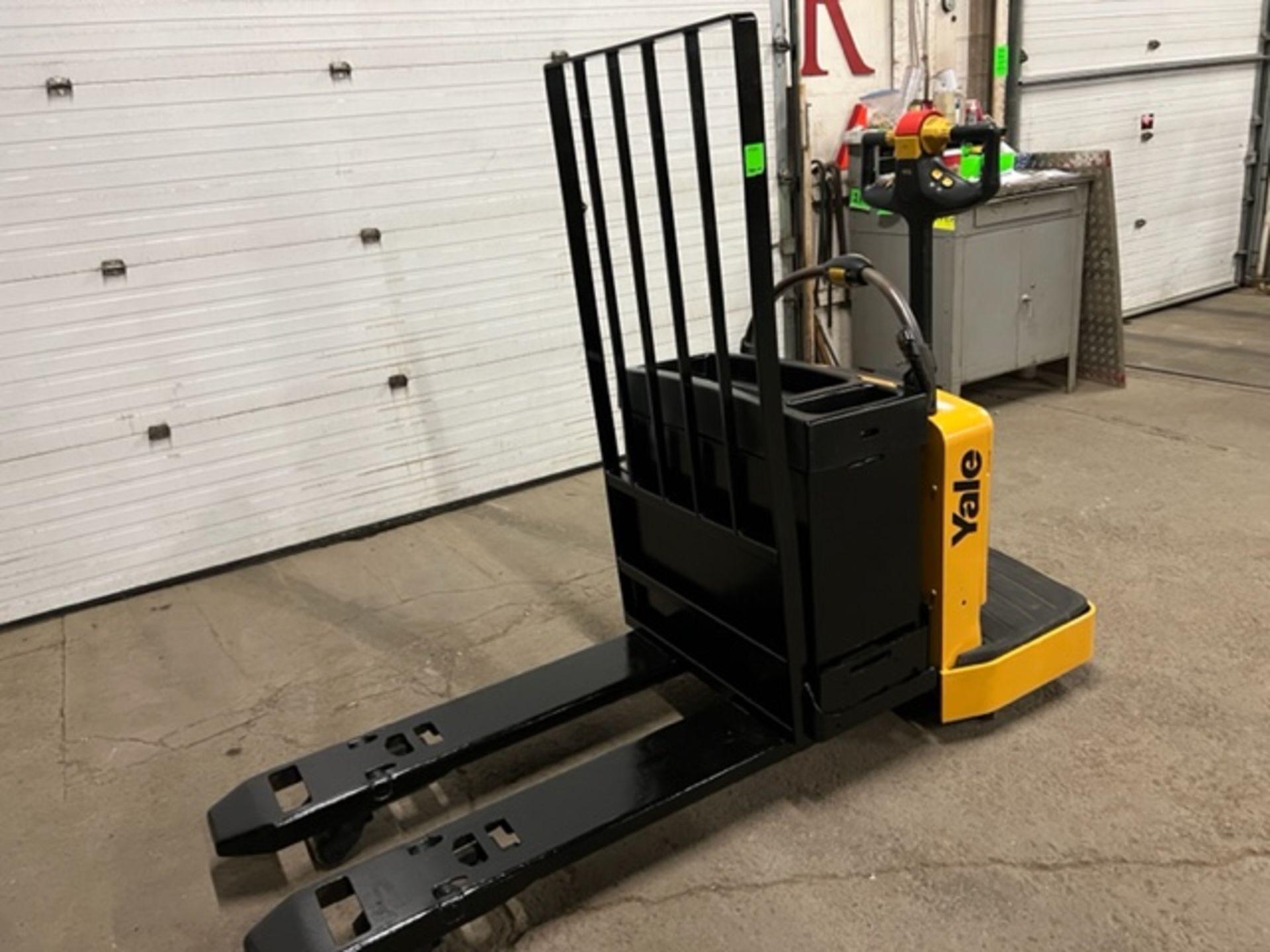 Yale Walk Behind Walkie 6500lbs capacity Powered Pallet Cart Lift with LOW HOURS - Image 2 of 3