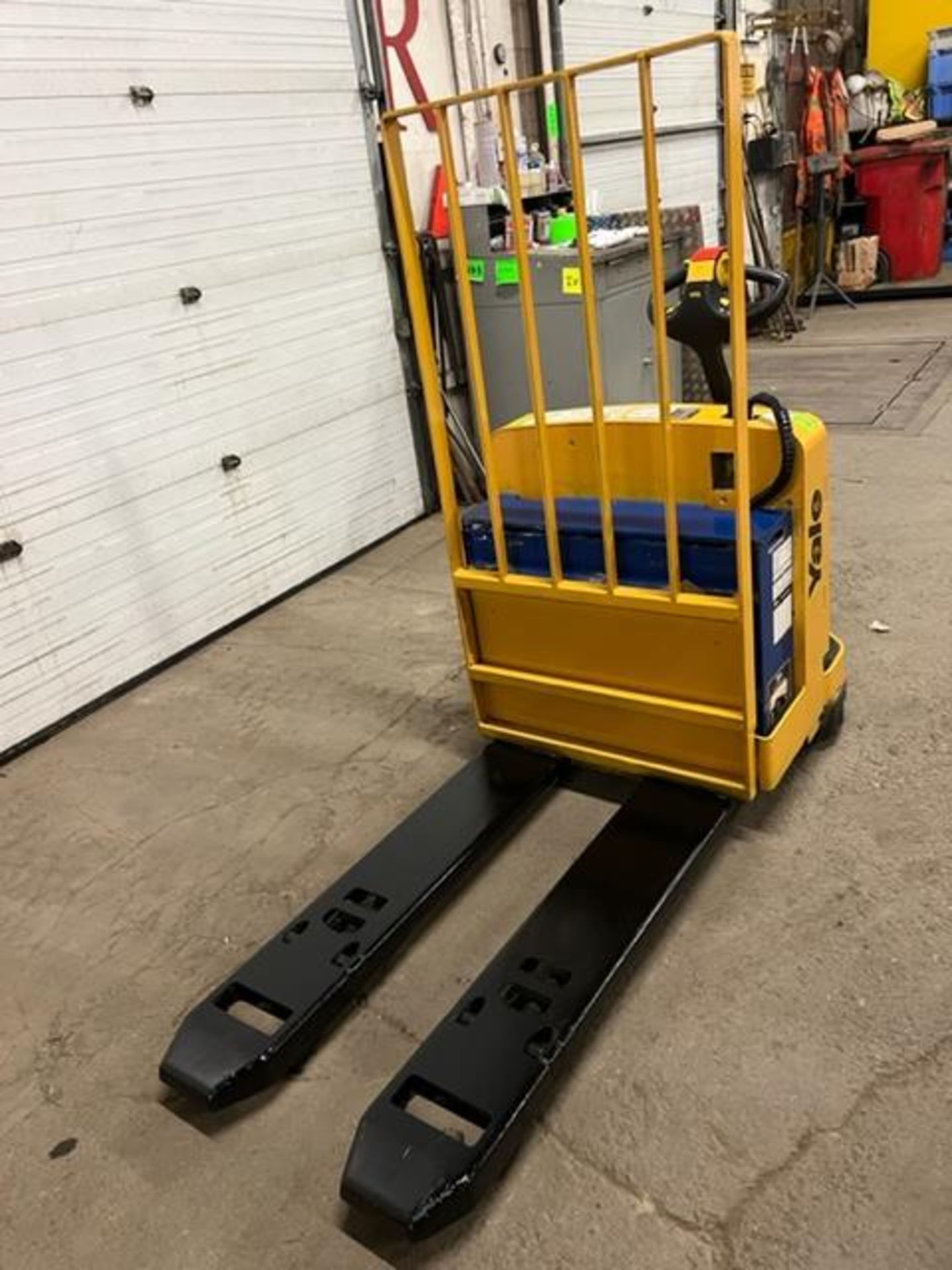 2009 Yale Walk Behind Walkie 6500lbs capacity Powered Pallet Cart Lift with LOW HOURS and built in - Image 2 of 3