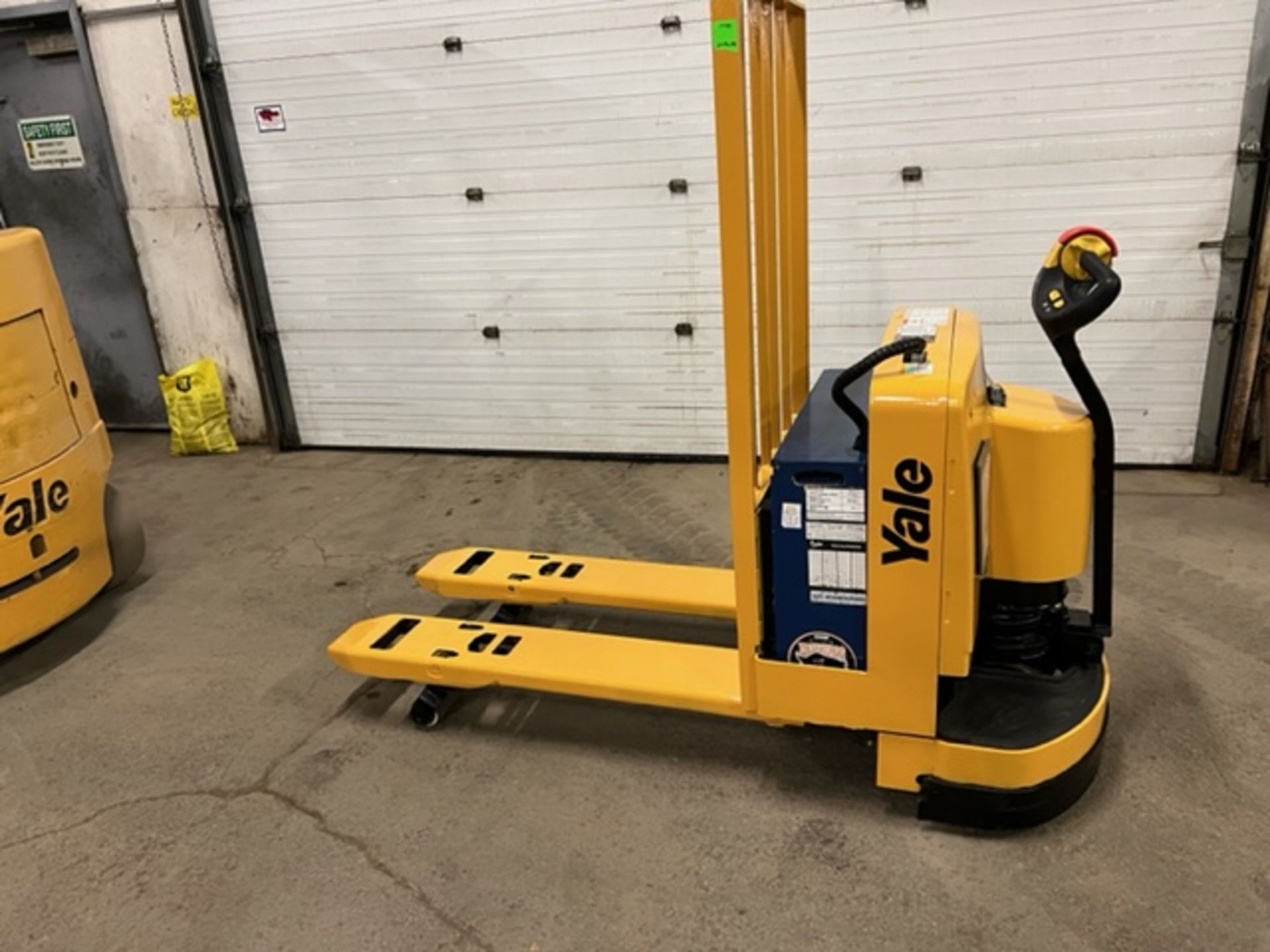 2005 Yale Walk Behind Walkie 6500lbs capacity Powered Pallet Cart Lift MINT UNIT with LOW HOURS