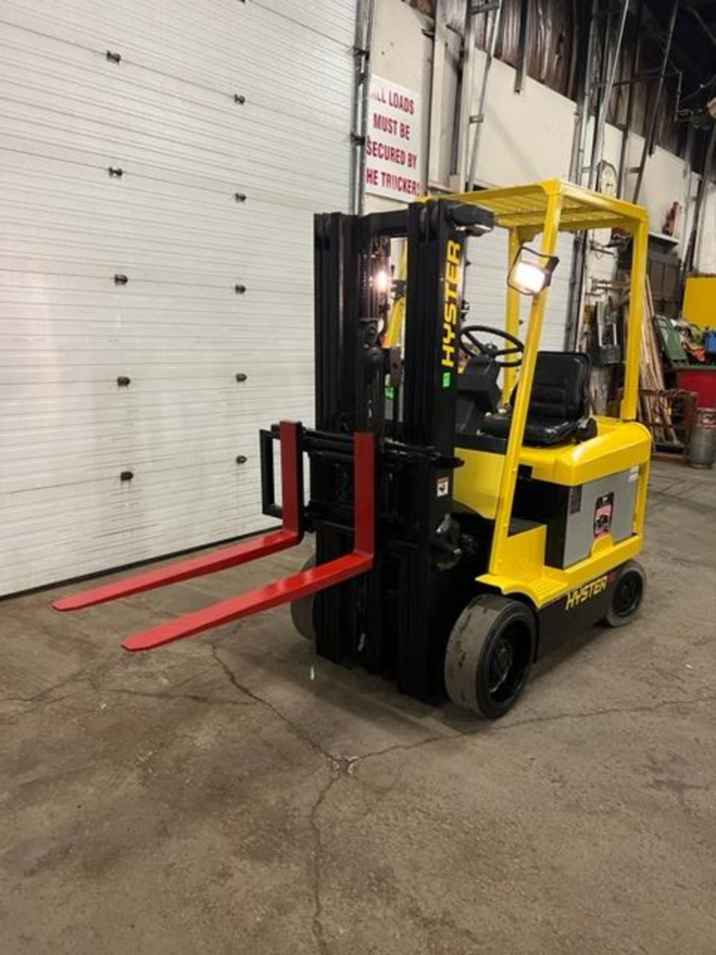 FREE CUSTOMS - MINT Hyster 5,000lbs Capacity Forklift Electric with 3-stage mast with SIDESHIFT - Image 2 of 3