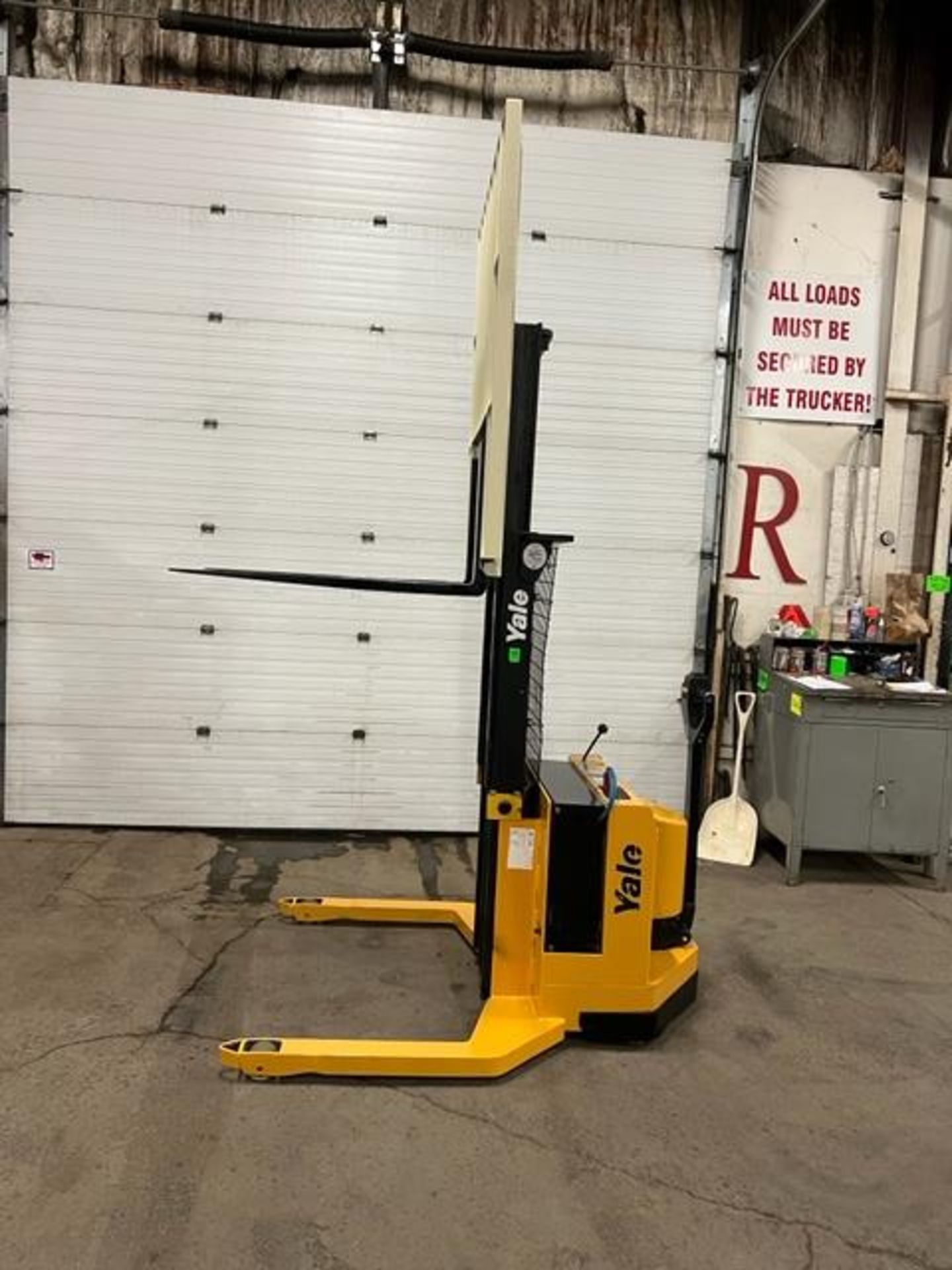 FREE CUSTOMS - Yale Pallet Stacker Walk Behind Order Picker 4000lbs capacity electric Powered Pallet - Image 2 of 4