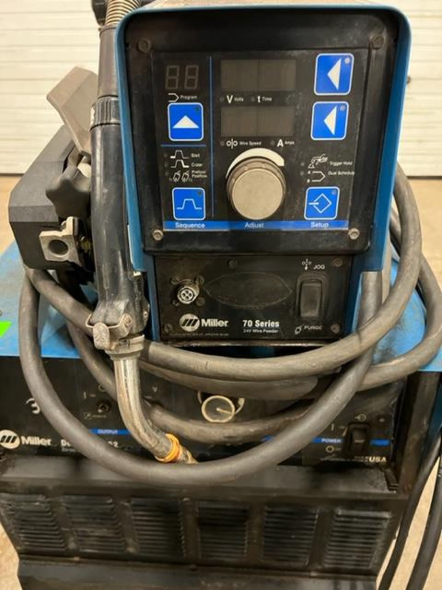 Miller Deltaweld 652 Mig Welder 650 Amp with 70-S WIRE FEEDER 4-wheel COMPLETE with Mig Gun and - Image 2 of 2