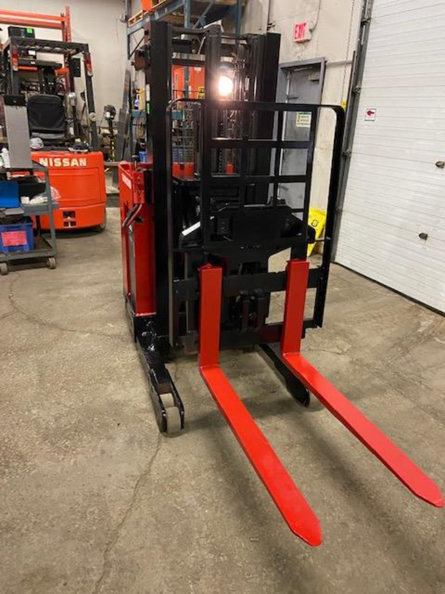 FREE CUSTOMS - Raymond Reach Truck Pallet Lifter REACH TRUCK electric 3000lbs MINT - Image 2 of 3