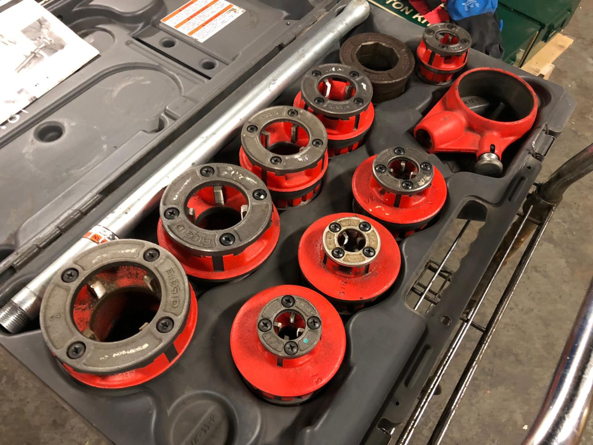 Ridgid Pipe Threading Set with 9 Dies complete in case - Image 3 of 3