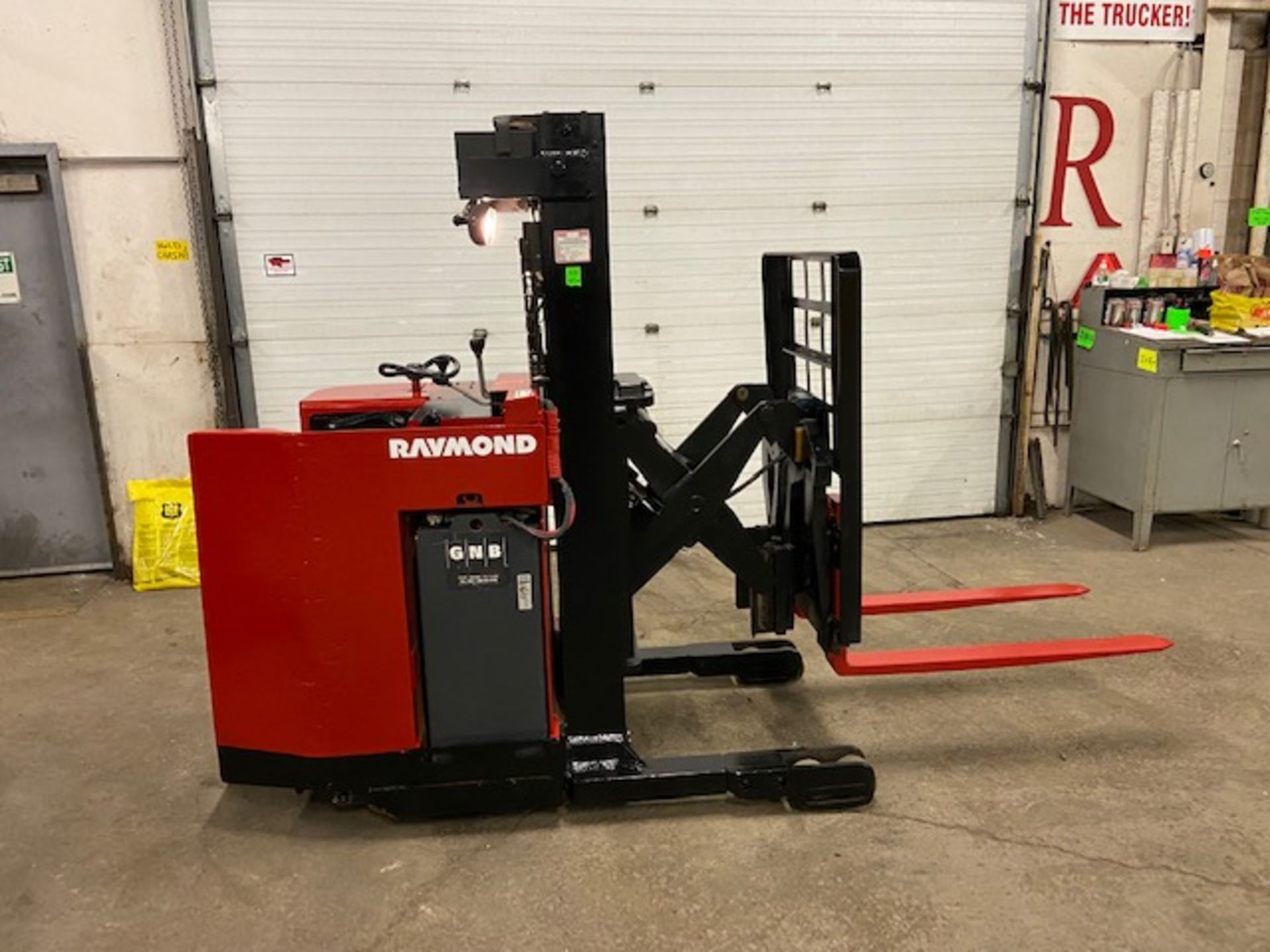 FREE CUSTOMS - Raymond Reach Truck Pallet Lifter REACH TRUCK electric 3000lbs MINT