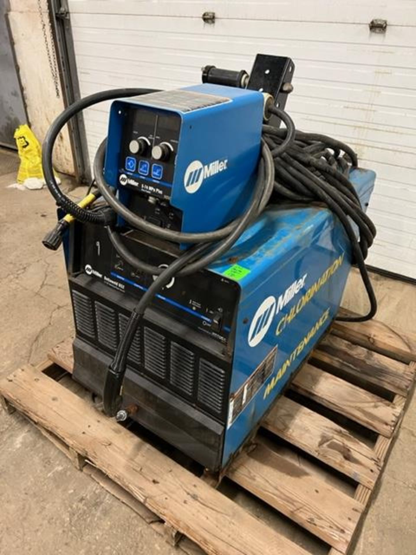 Miller Deltaweld 652 Mig Welder 650 Amp with S-74MP 4-wheel Wire Feeder COMPLETE with Mig Gun and - Image 3 of 3
