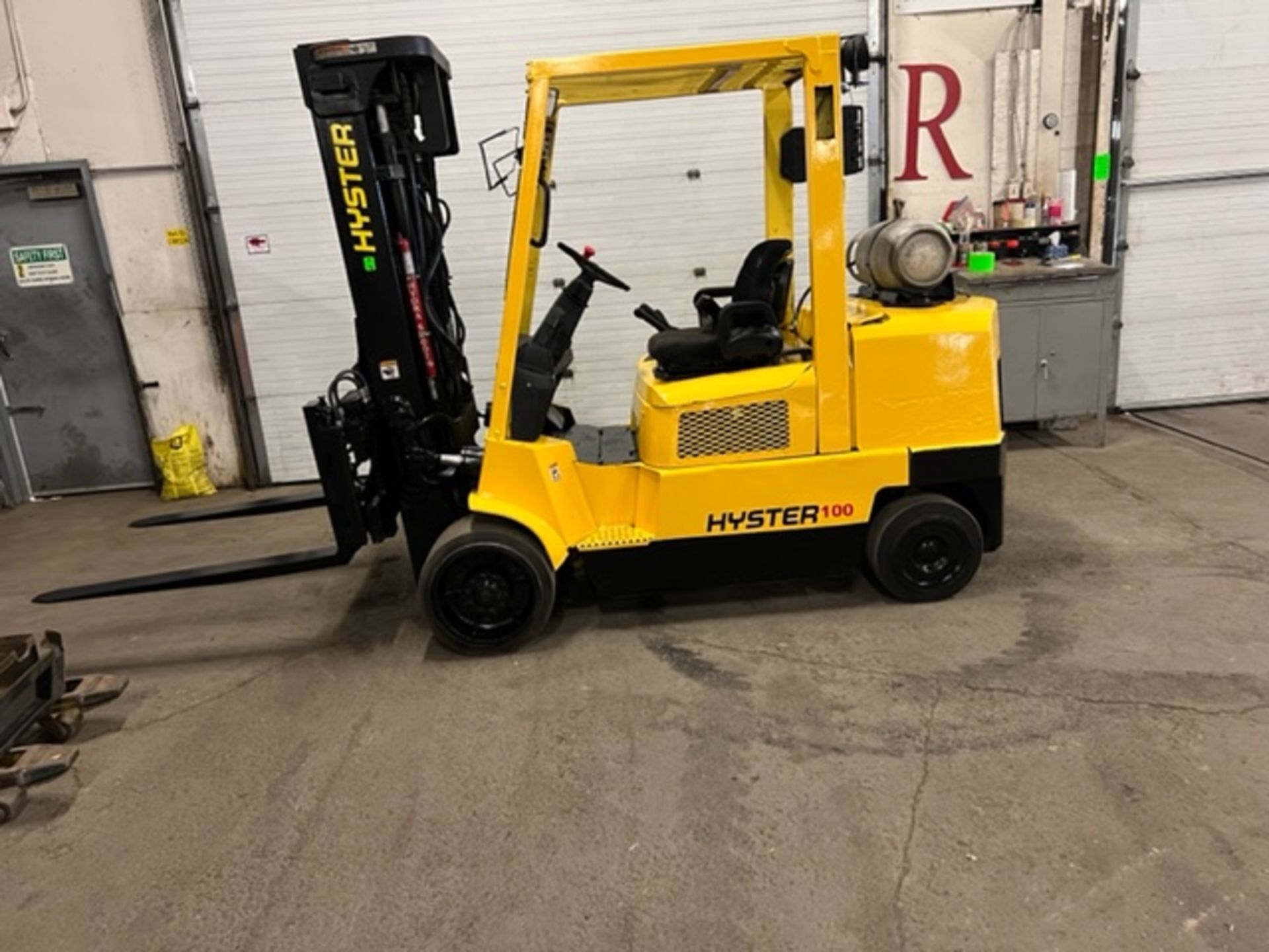 FREE CUSTOMS - NICE Hyster 10,000lbs Capacity Forklift LPG (propane) with SIDESHIFT & Fork