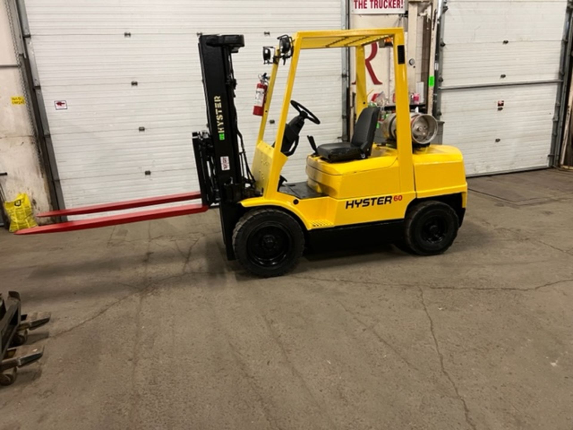 FREE CUSTOMS - NICE Hyster H60 6,000lbs Capacity OUTDOOR Forklift LPG (propane) with SIDESHIFT & 60"
